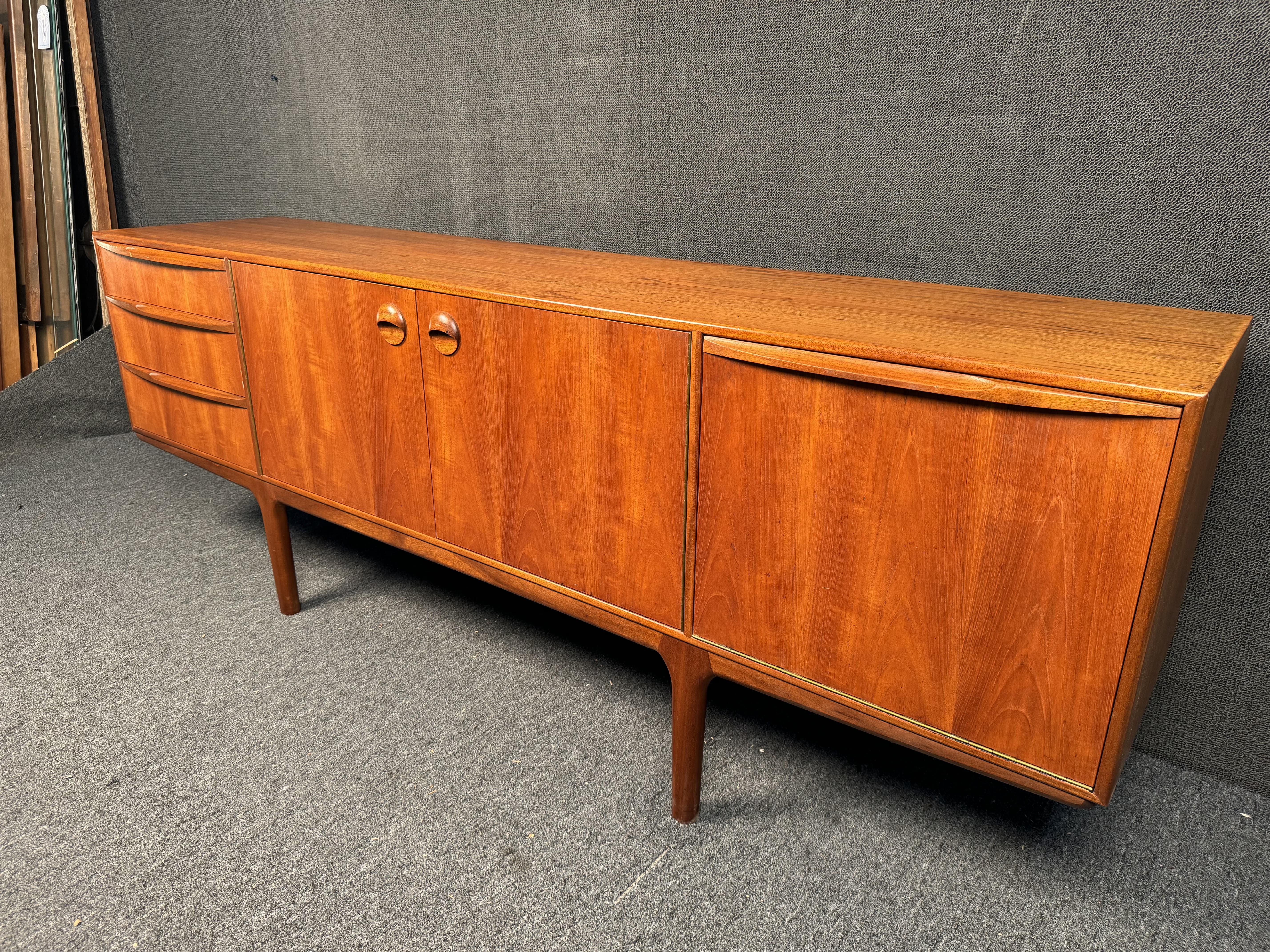 Britannico Credenza in teak di metà secolo di Tom Robertson per McIntosh in vendita