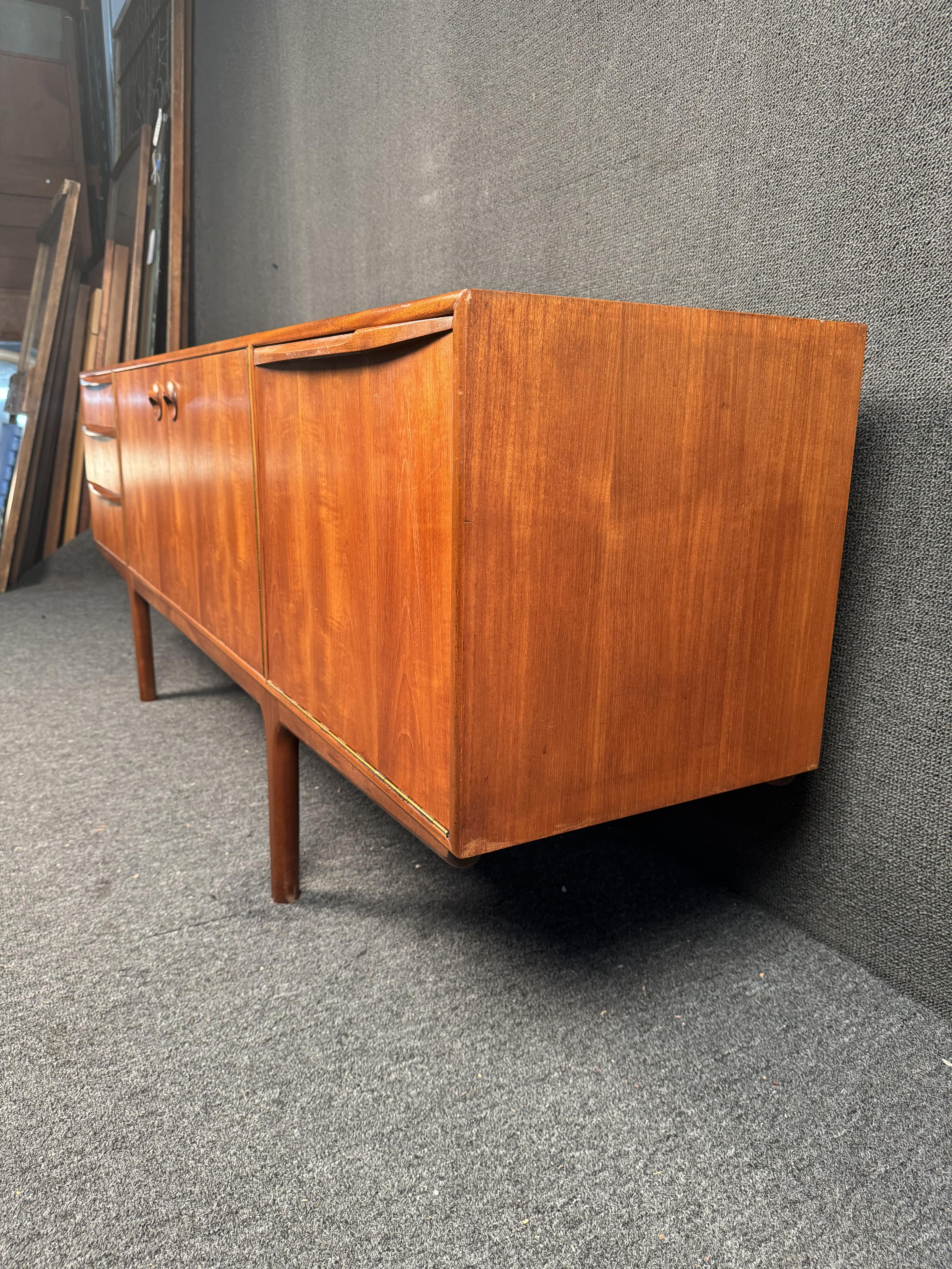 Credenza in teak di metà secolo di Tom Robertson per McIntosh In condizioni buone in vendita a Brooklyn, NY