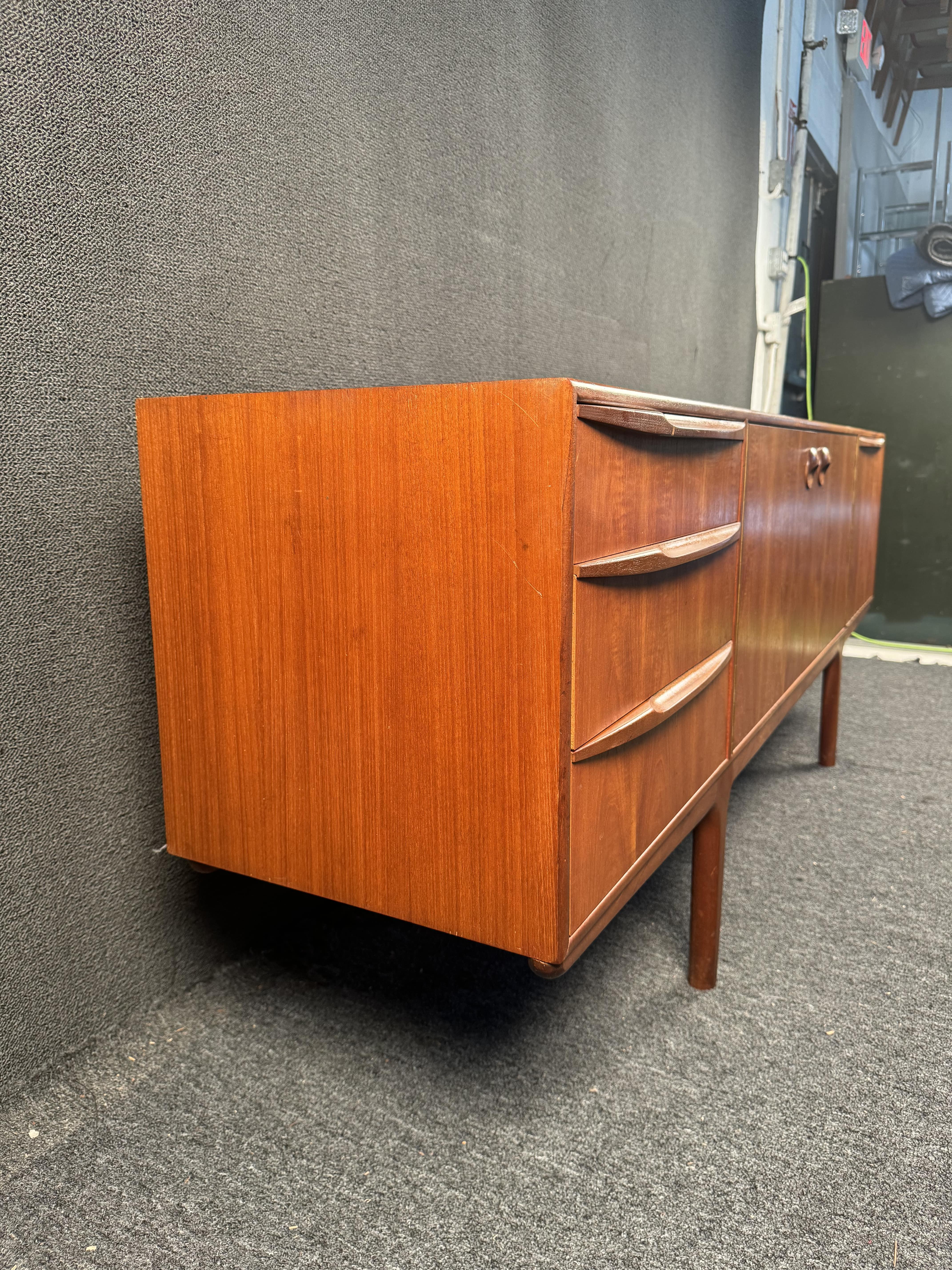 XX secolo Credenza in teak di metà secolo di Tom Robertson per McIntosh in vendita