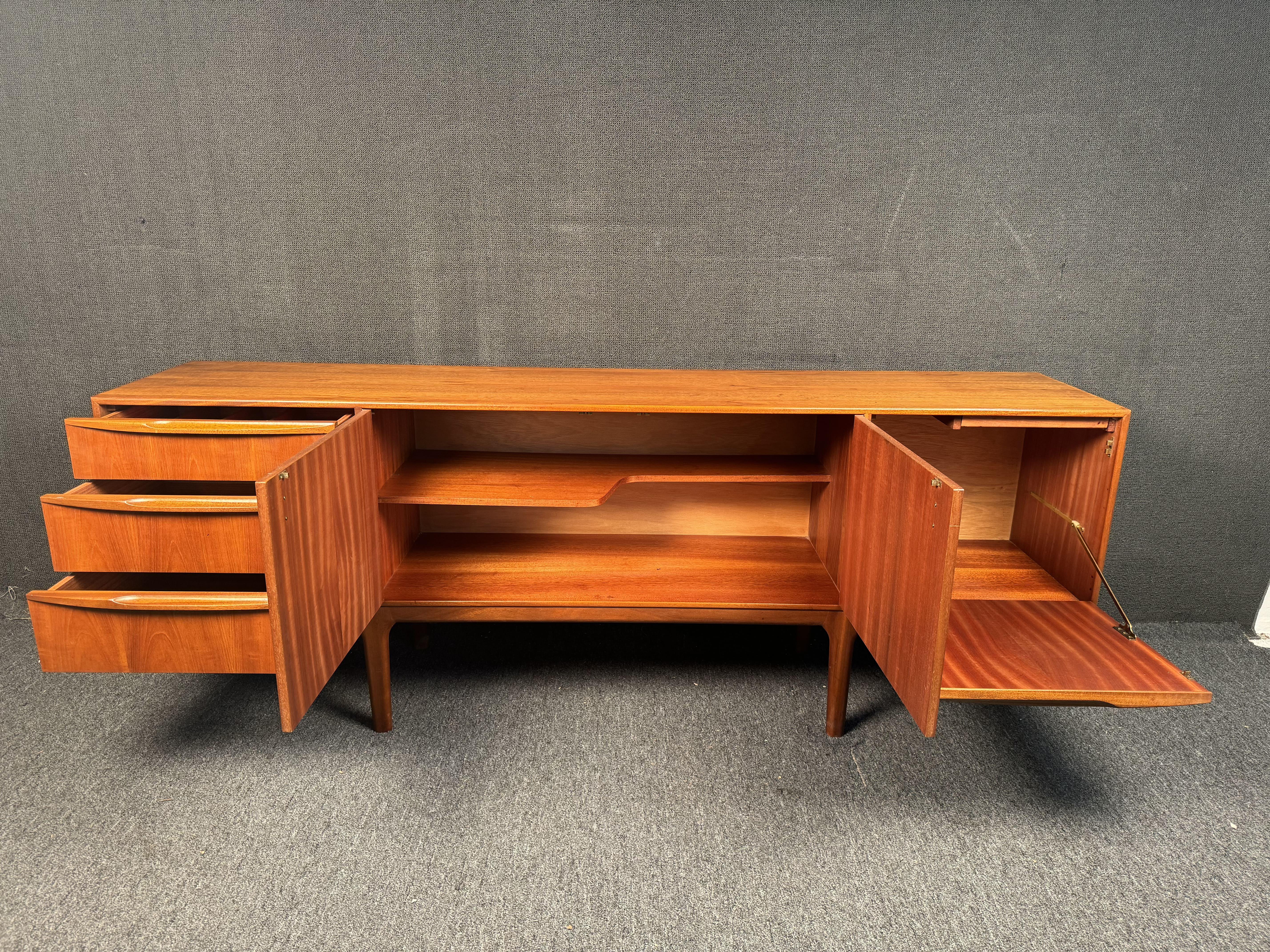 Teak Credenza in teak di metà secolo di Tom Robertson per McIntosh in vendita