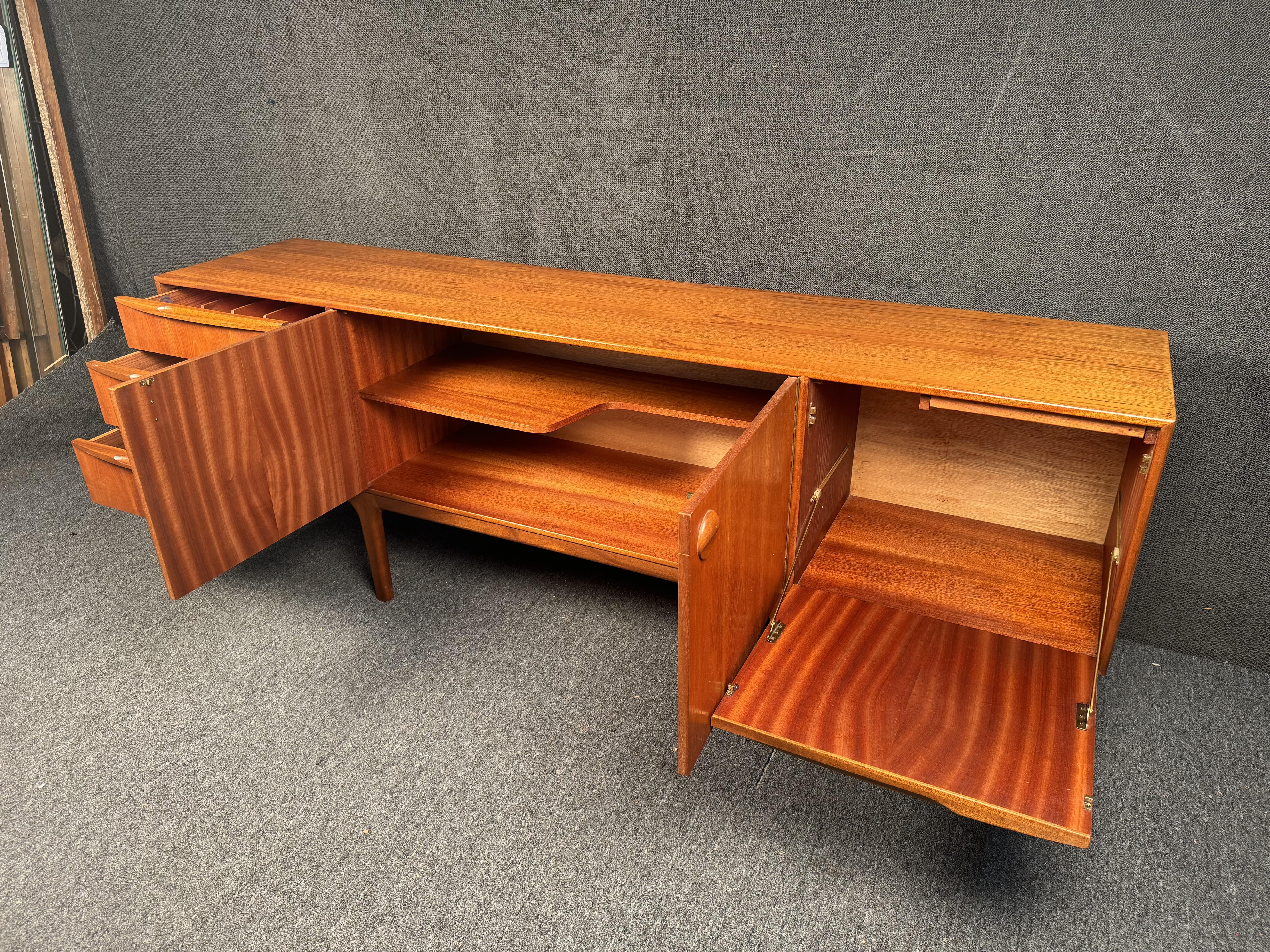 Credenza in teak di metà secolo di Tom Robertson per McIntosh in vendita 1