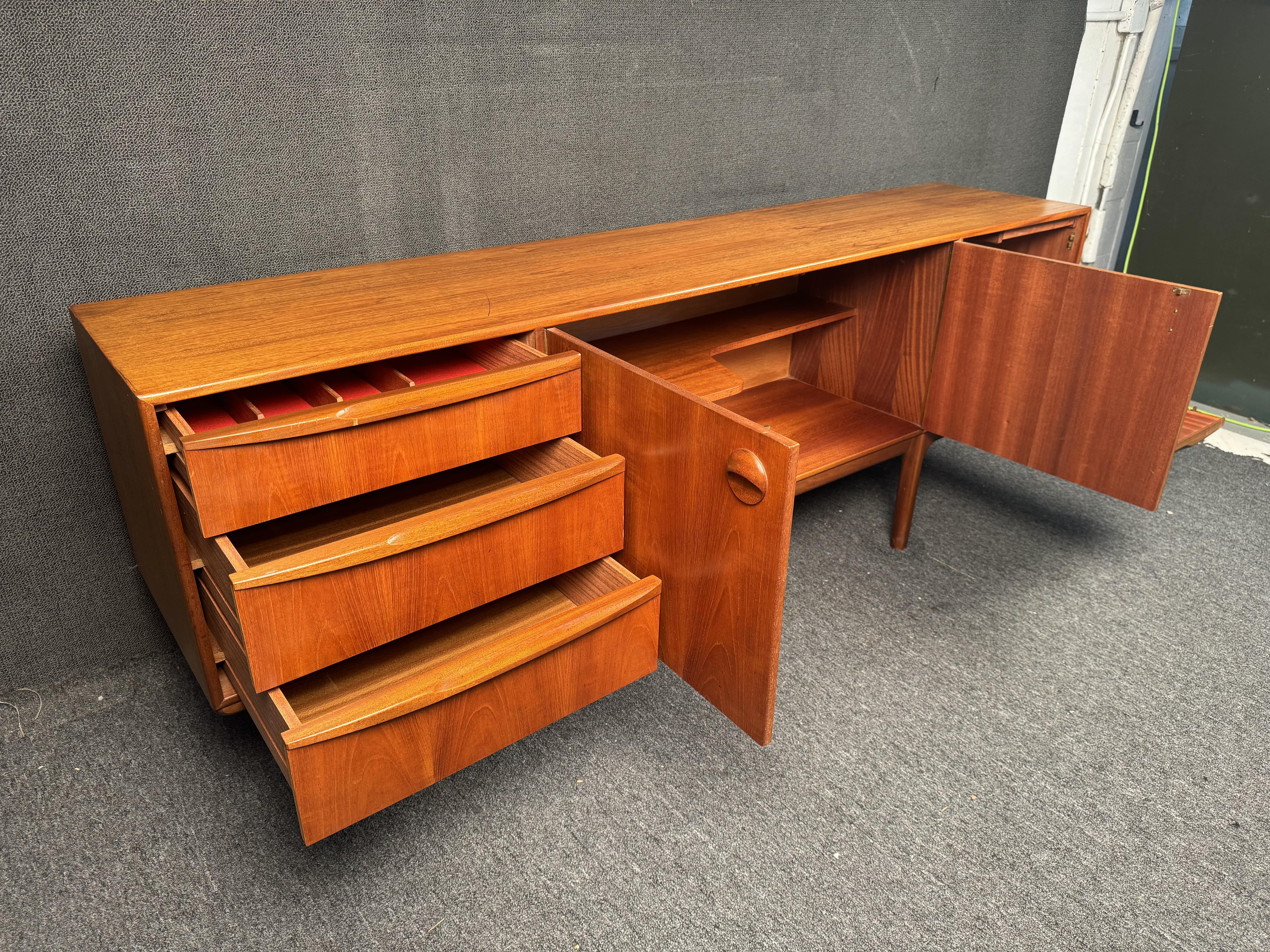 Credenza in teak di metà secolo di Tom Robertson per McIntosh in vendita 2
