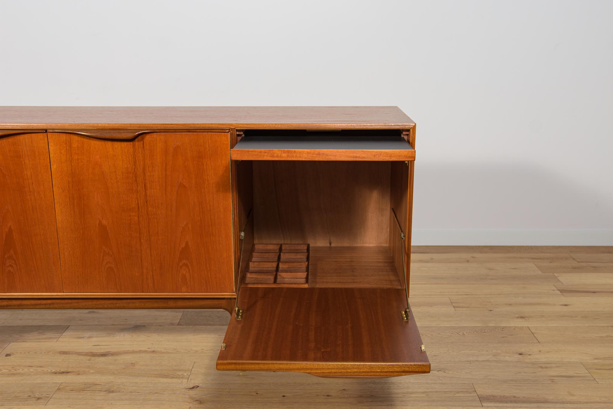 Credenza in teak di metà secolo di Tom Robertson per McIntosh, Regno Unito, anni '60 in vendita 2