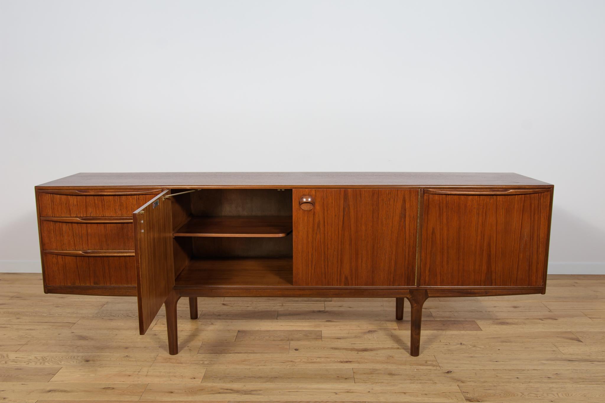 Buffet en teck du milieu du siècle dernier de Tom Robertson pour McIntosh, United Knigdom, années 1960 en vente 3