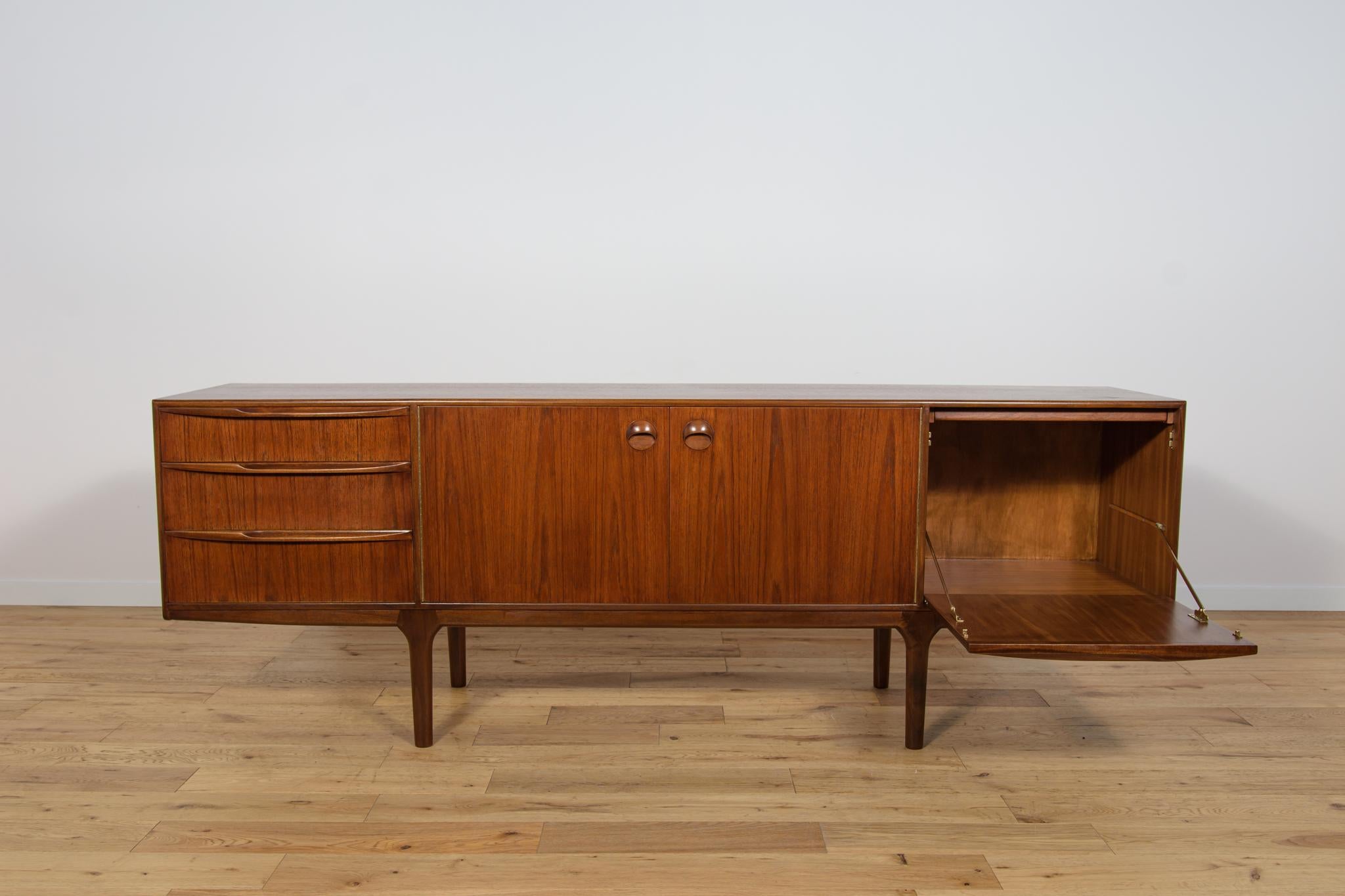 Buffet en teck du milieu du siècle dernier de Tom Robertson pour McIntosh, United Knigdom, années 1960 en vente 4