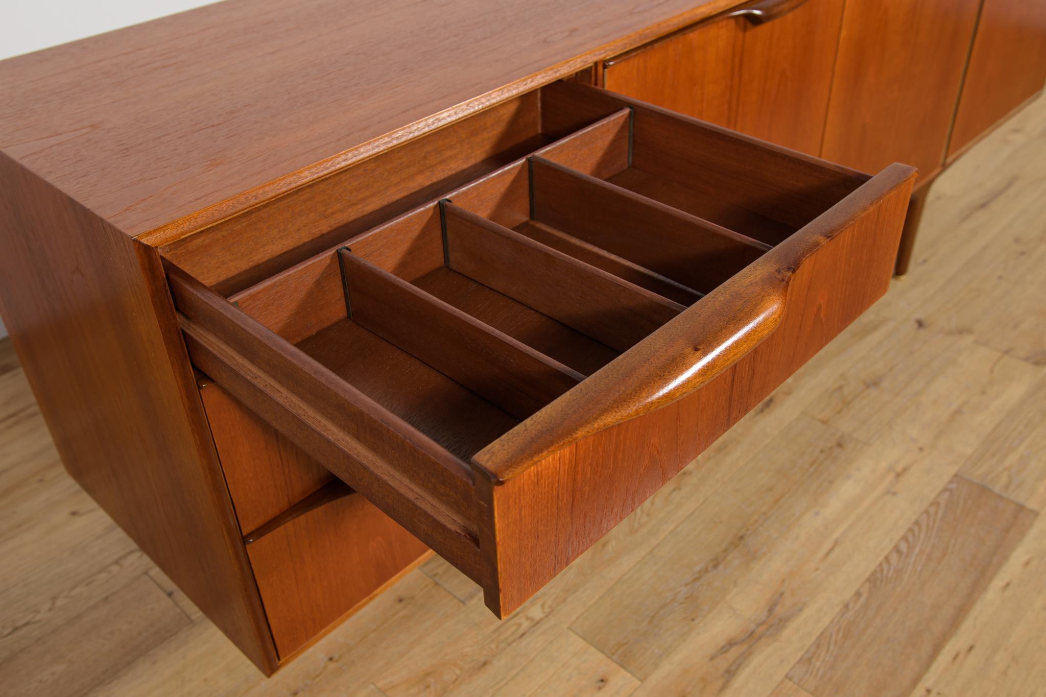 Credenza in teak di metà secolo di Tom Robertson per McIntosh, Regno Unito, anni '60 in vendita 6