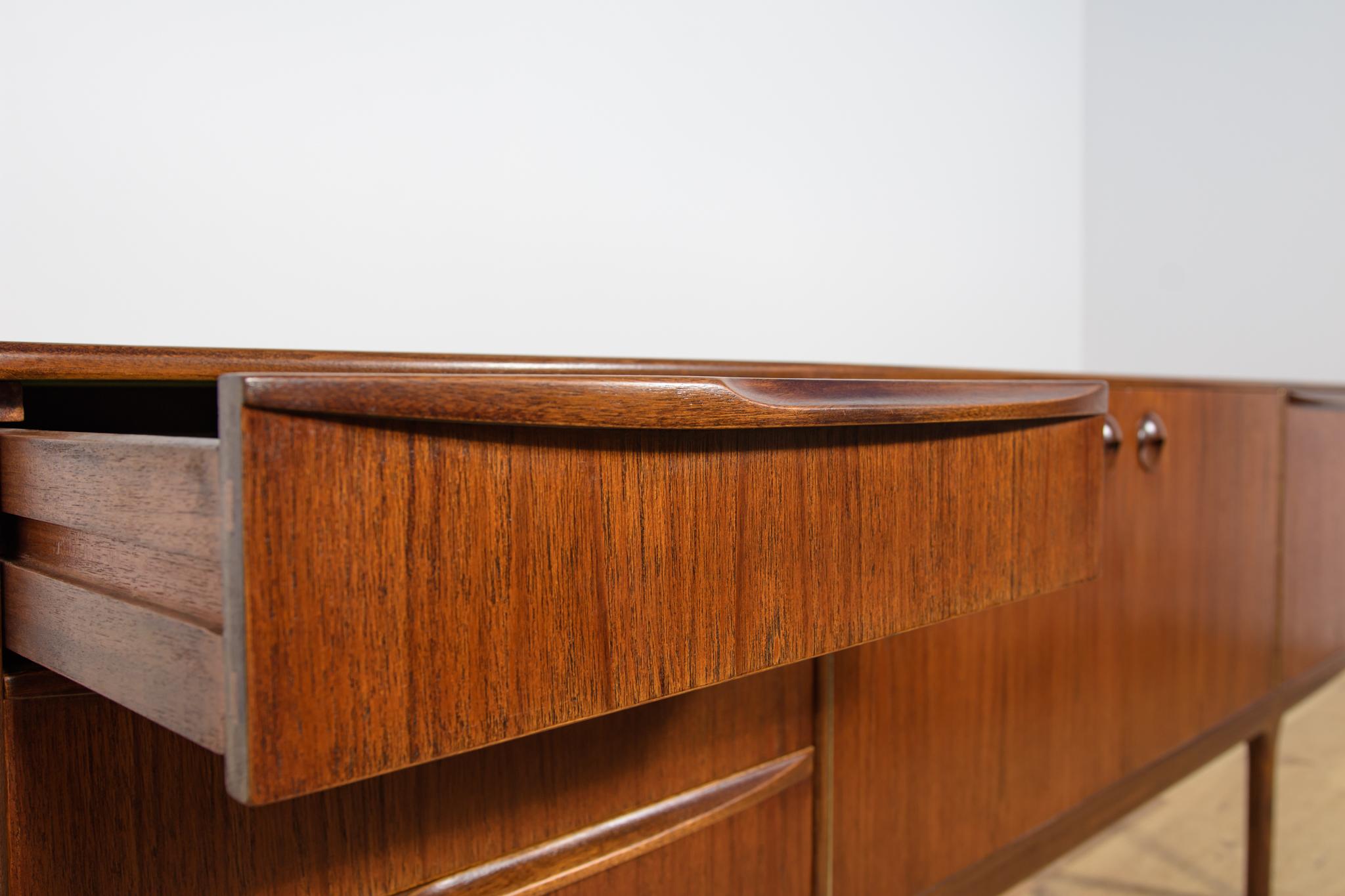 Buffet en teck du milieu du siècle dernier de Tom Robertson pour McIntosh, United Knigdom, années 1960 en vente 8