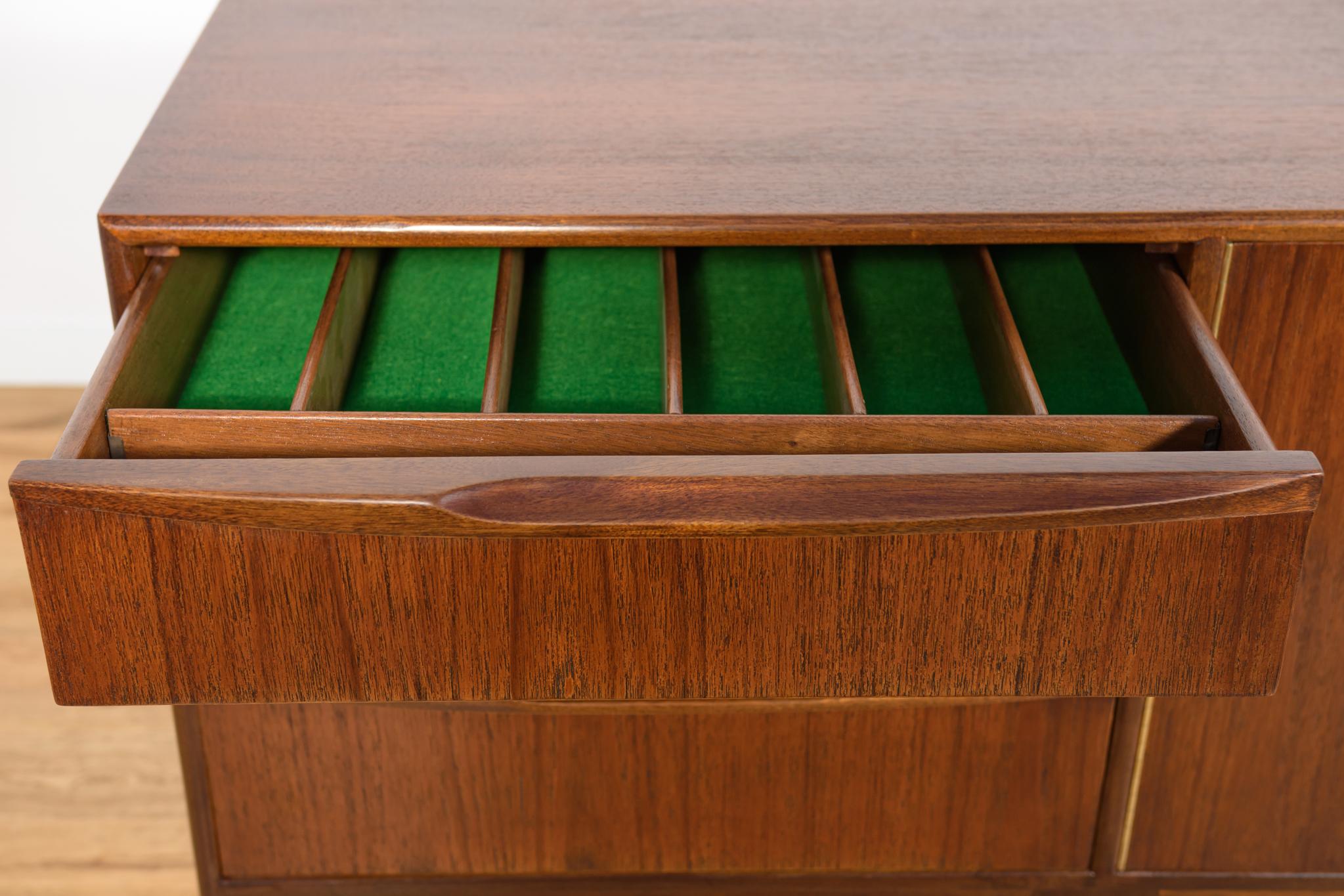 Buffet en teck du milieu du siècle dernier de Tom Robertson pour McIntosh, United Knigdom, années 1960 en vente 9