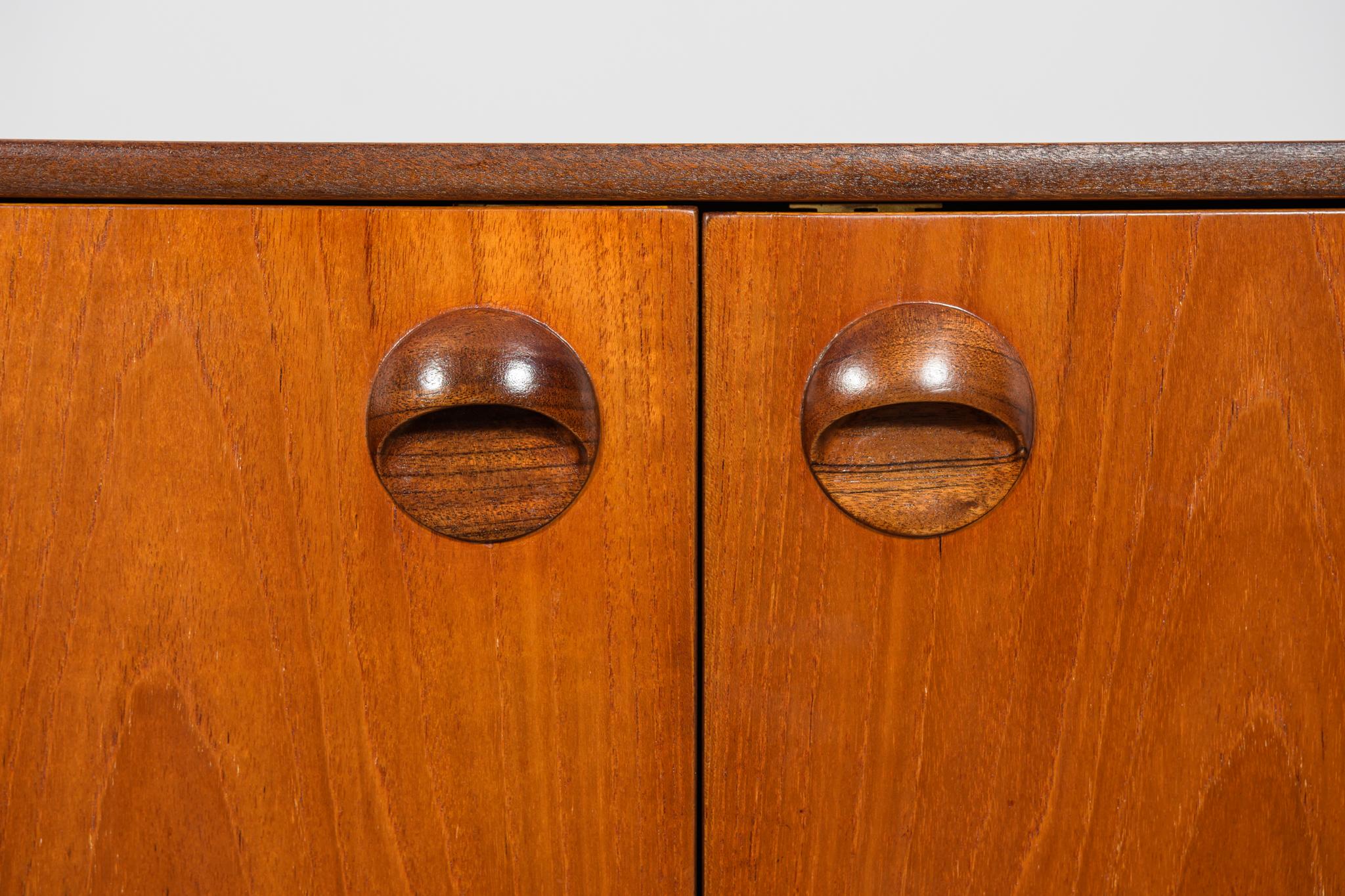 Credenza in teak di metà secolo di Tom Robertson per McIntosh, Regno Unito, anni '60 in vendita 10