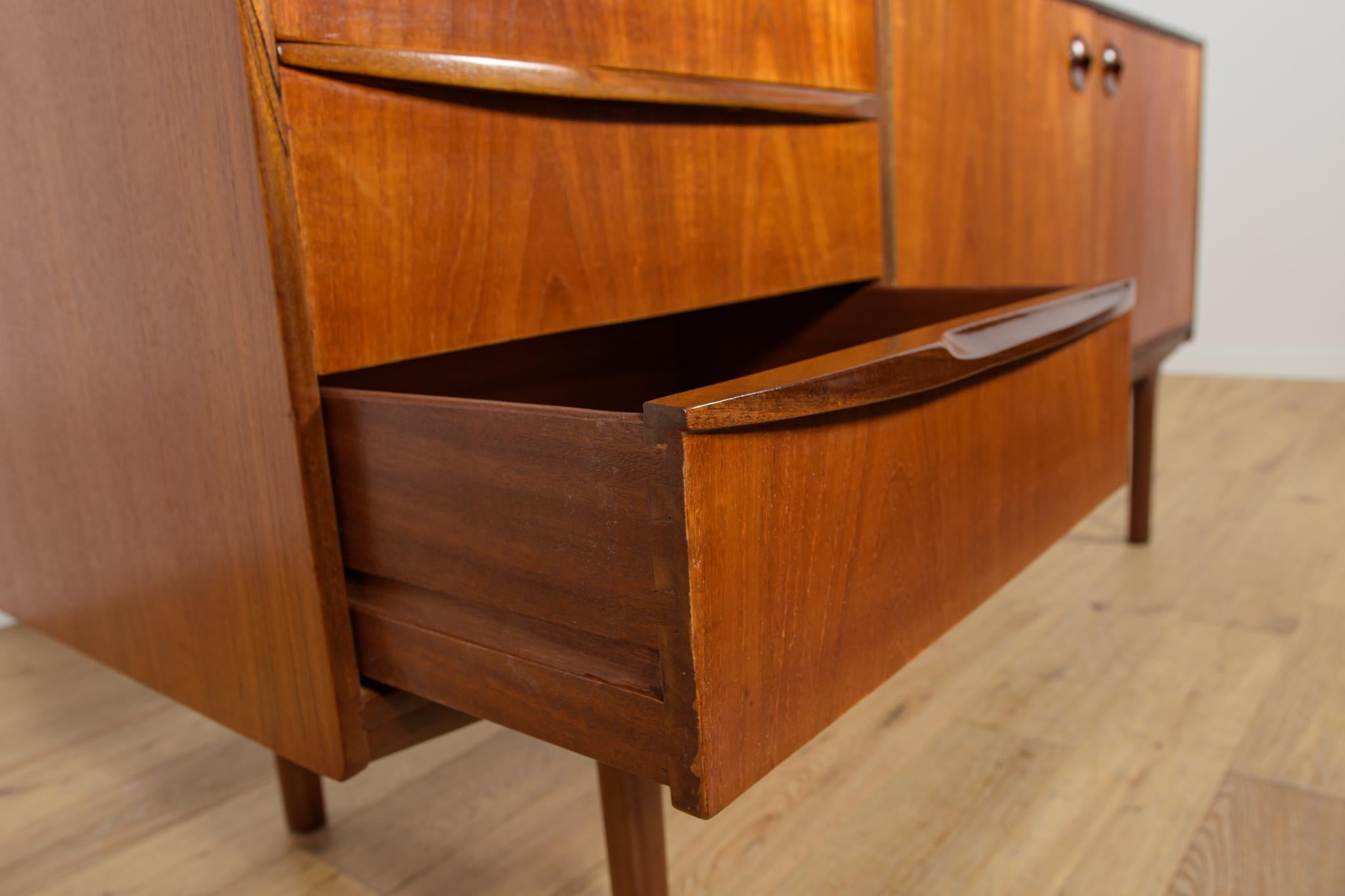 Credenza in teak di metà secolo di Tom Robertson per McIntosh, Regno Unito, anni '60 in vendita 11
