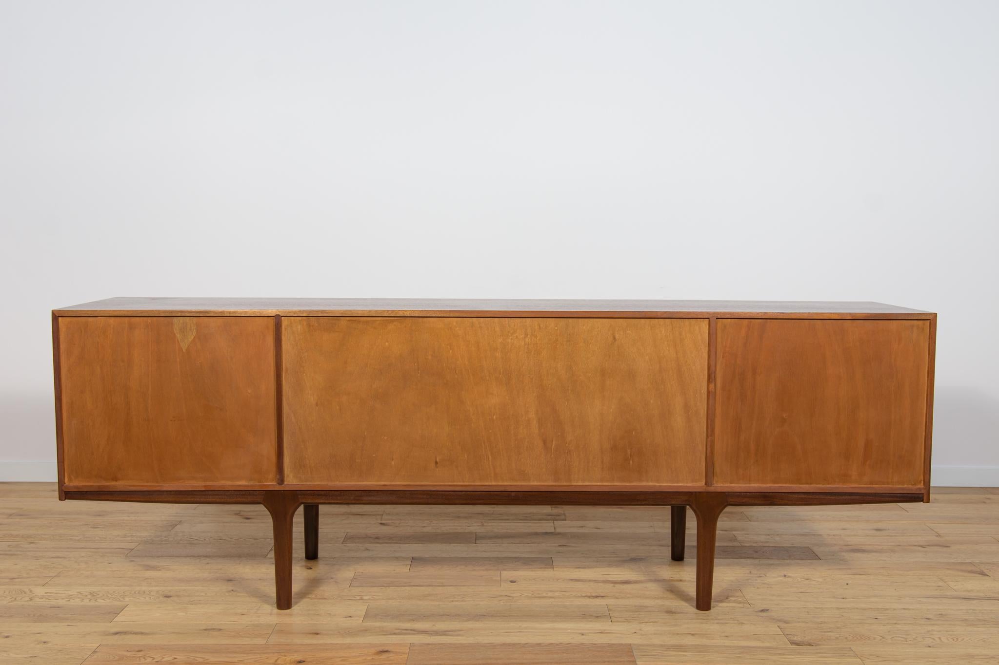 Buffet en teck du milieu du siècle dernier de Tom Robertson pour McIntosh, United Knigdom, années 1960 Excellent état - En vente à GNIEZNO, 30