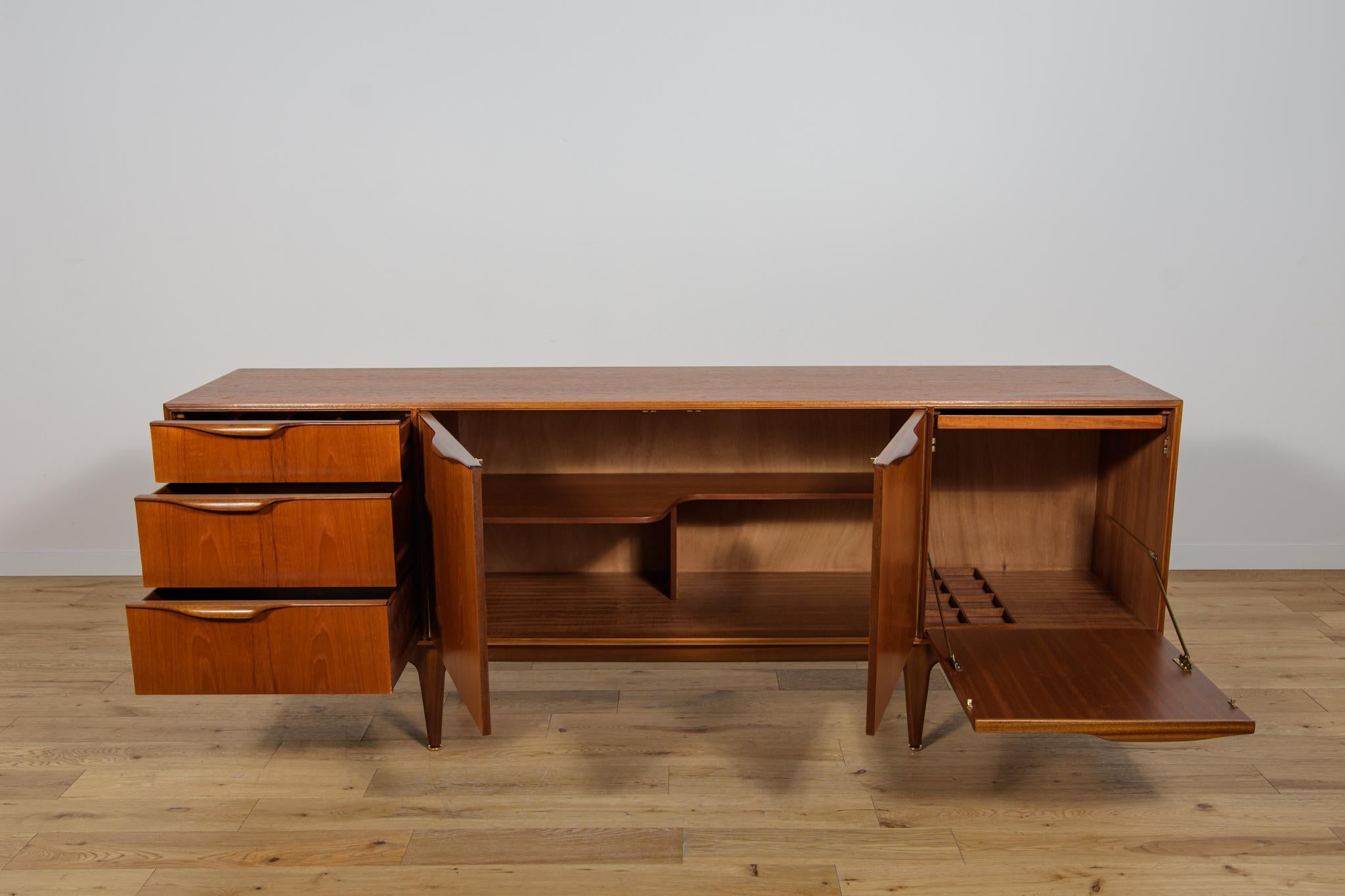 Credenza in teak di metà secolo di Tom Robertson per McIntosh, Regno Unito, anni '60 In condizioni ottime in vendita a GNIEZNO, 30