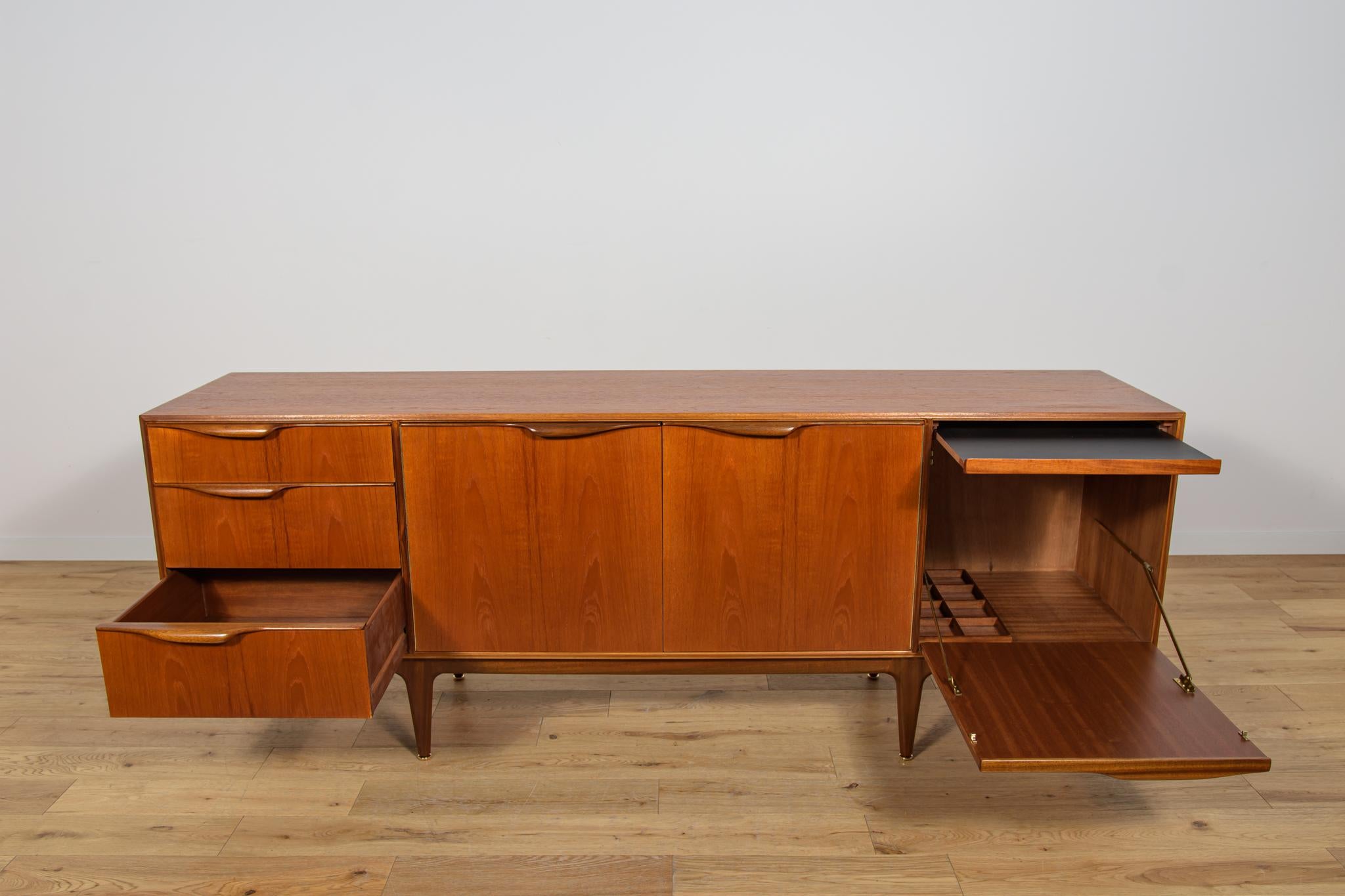 Metà XX secolo Credenza in teak di metà secolo di Tom Robertson per McIntosh, Regno Unito, anni '60 in vendita