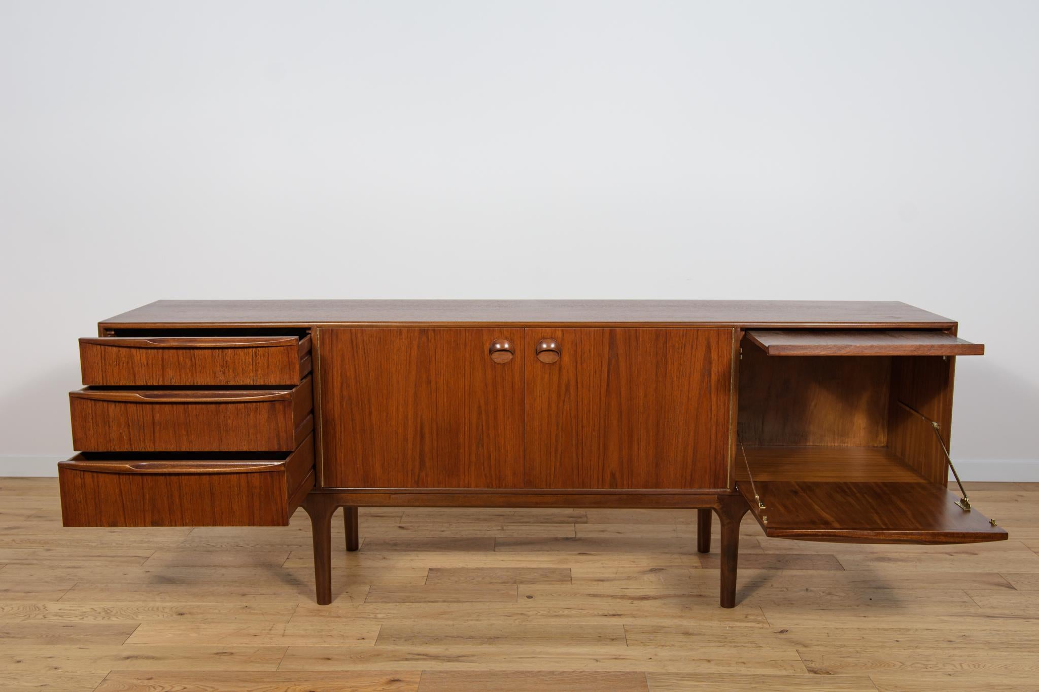 Teck Buffet en teck du milieu du siècle dernier de Tom Robertson pour McIntosh, United Knigdom, années 1960 en vente