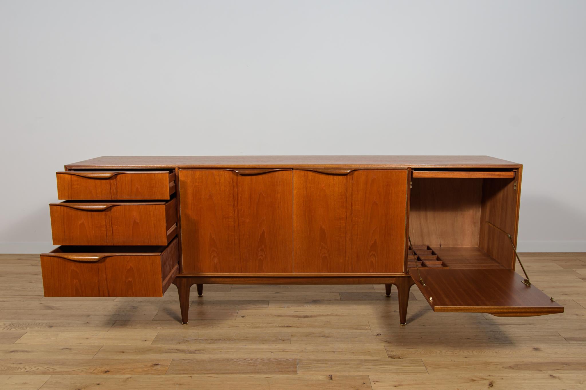 Credenza in teak di metà secolo di Tom Robertson per McIntosh, Regno Unito, anni '60 in vendita 1