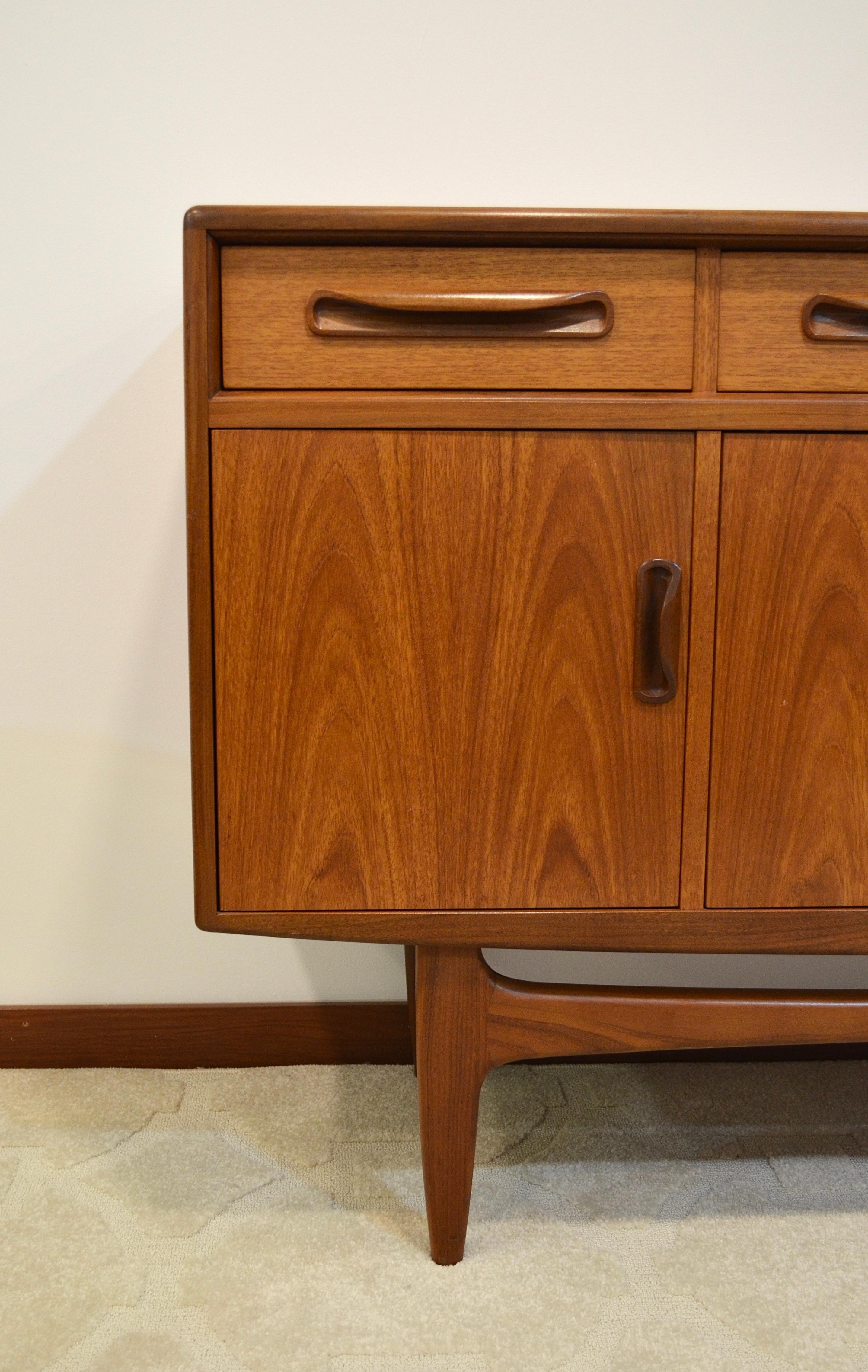 Midcentury Teak Sideboard by v. Wilkins for G-Plan, 60s In Good Condition For Sale In Marinha Grande, PT