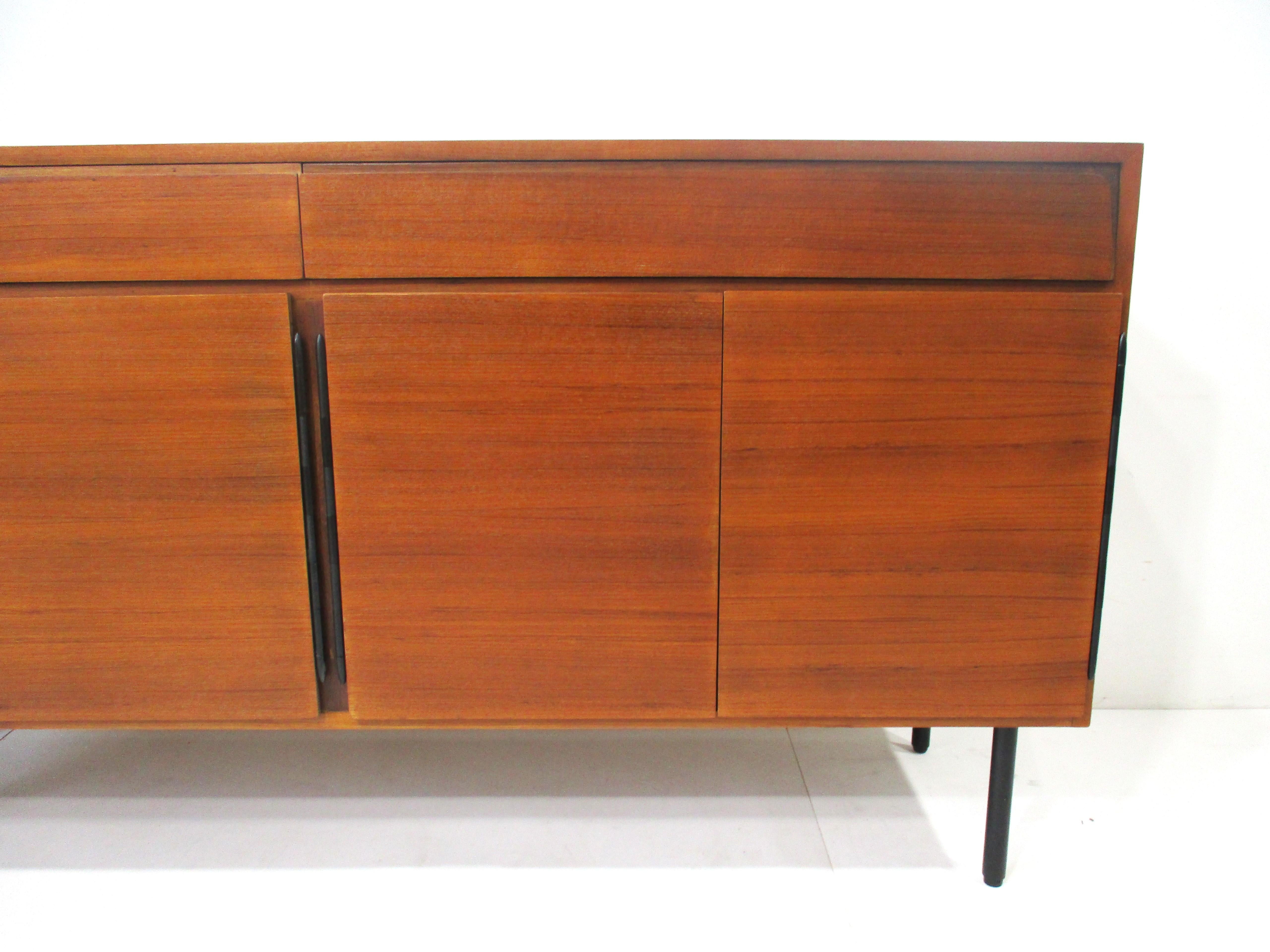 Sideboard/Anrichte aus Teakholz im Stil von Finn Juhl, Dänische Moderne der Mitte des Jahrhunderts  im Angebot 1