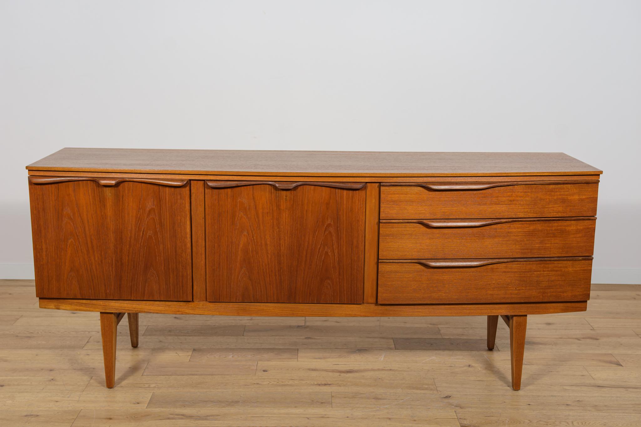 Dieses Sideboard aus der Mitte des Jahrhunderts mit einer einzigartigen Form aus Teakholz wurde in den 1960er Jahren von der Manufaktur Beautility in Großbritannien hergestellt. Die Teakholz-Elemente wurden von der alten Oberfläche gereinigt und mit
