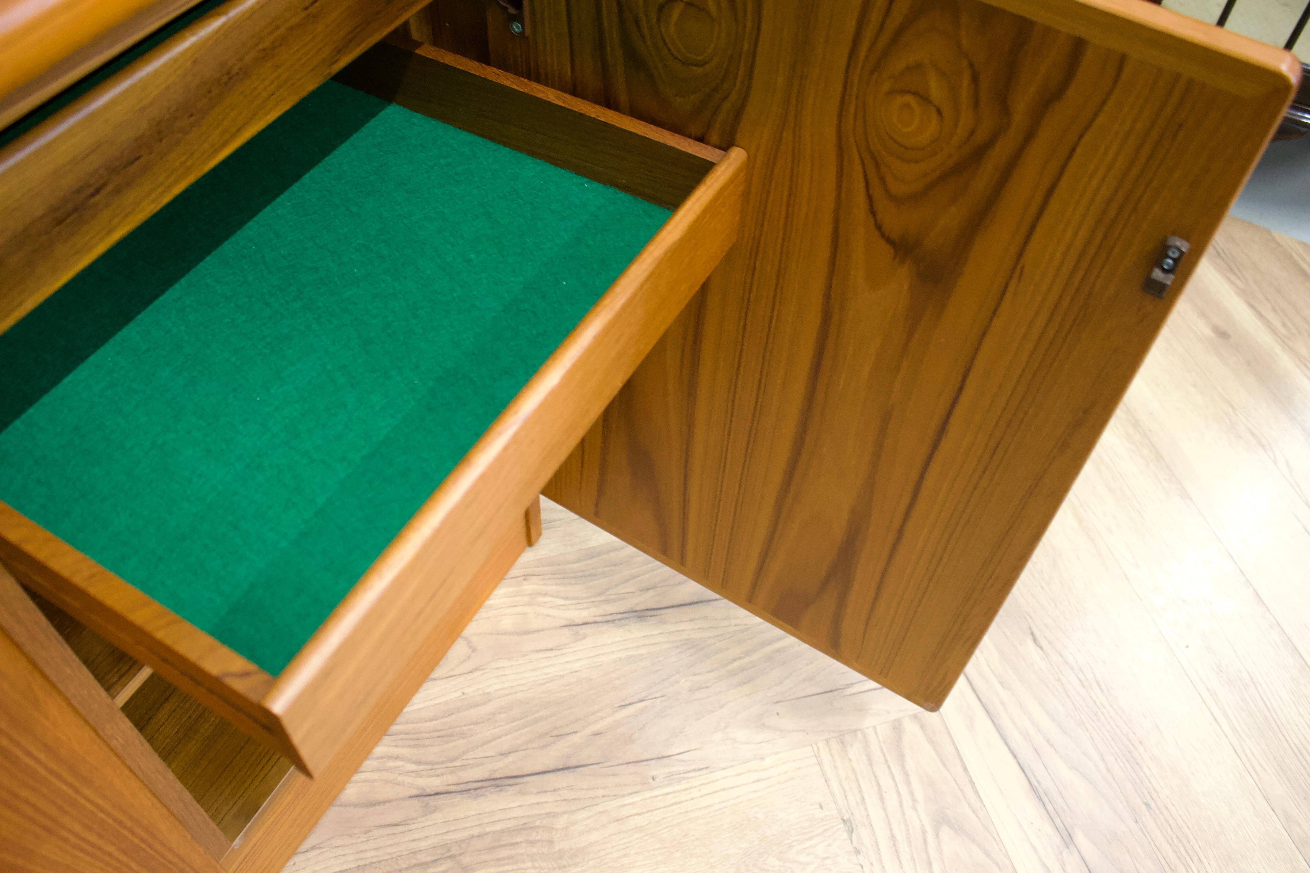 Credenza in teak di metà secolo di Boltinge, anni '70 2