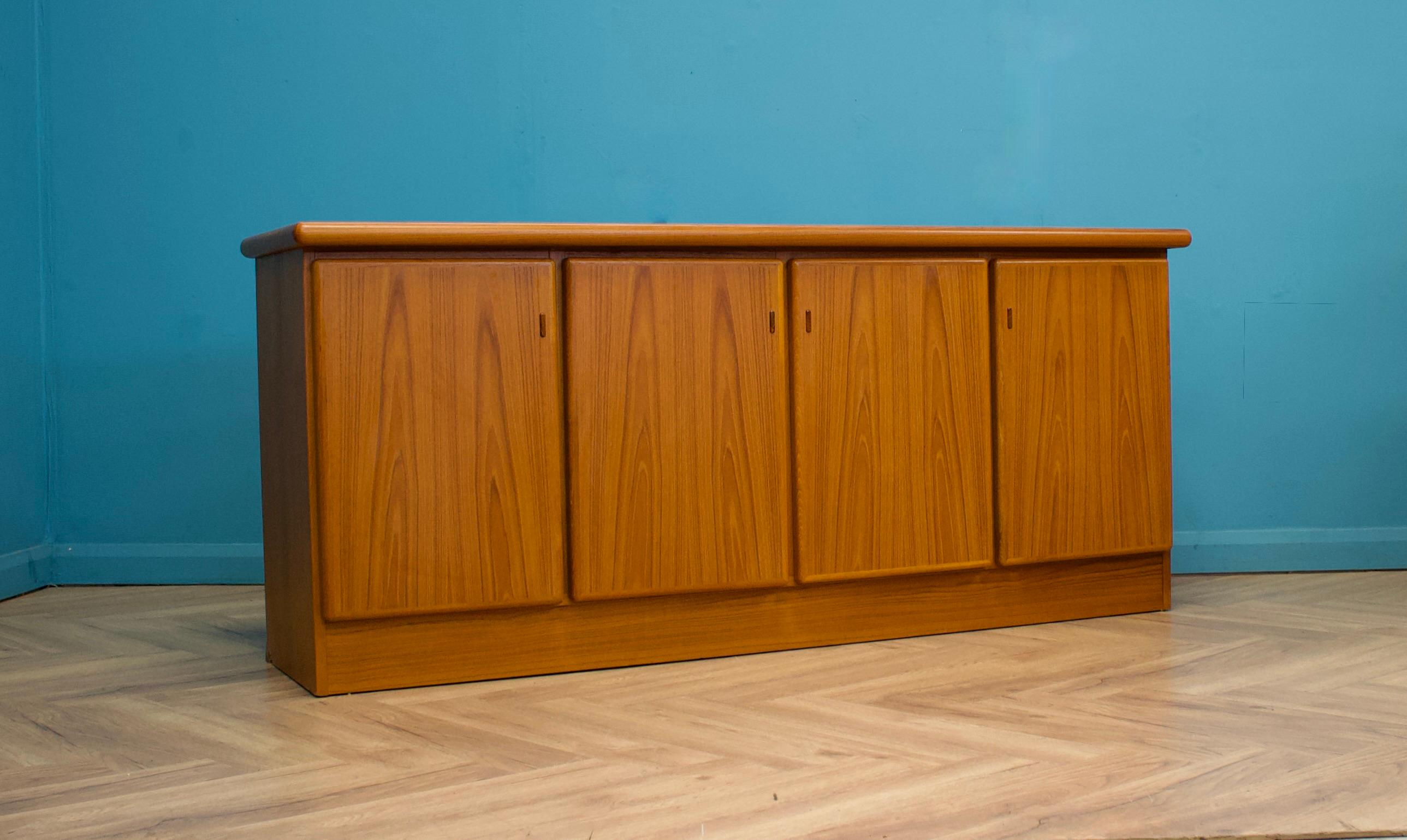 Una credenza danese in teak di Boltinge, alla maniera di Skovby - CIRCA anni Settanta.

 

Caratterizzata da un bellissimo motivo di venature sul retro e sulla parte anteriore delle porte.

Internamente ci sono scaffali e cassetti.