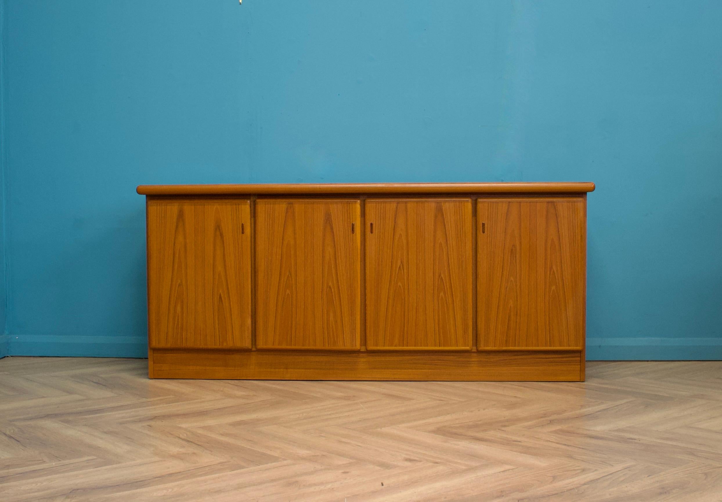 Mid-Century moderno Credenza in teak di metà secolo di Boltinge, anni '70