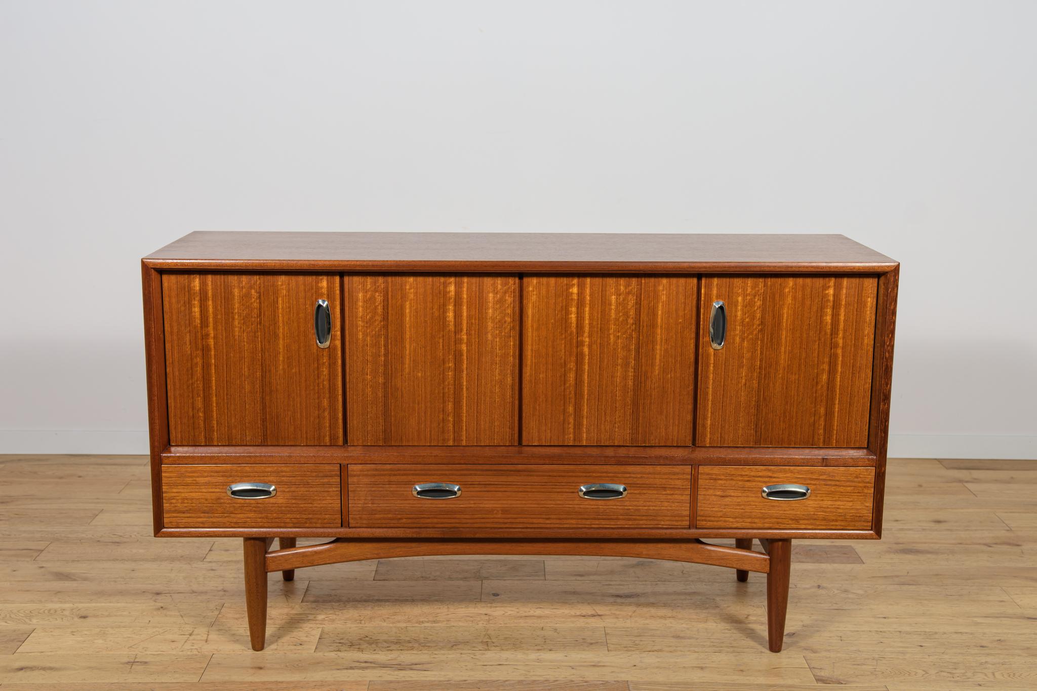 Buffet en teck conçu par Victor Wilkins pour G-Plan dans les années 1960. Entièrement restauré. Les éléments en teck ont été nettoyés de l'ancienne surface et finis avec de l'huile danoise.Le caractère unique du meuble est attesté par des détails,