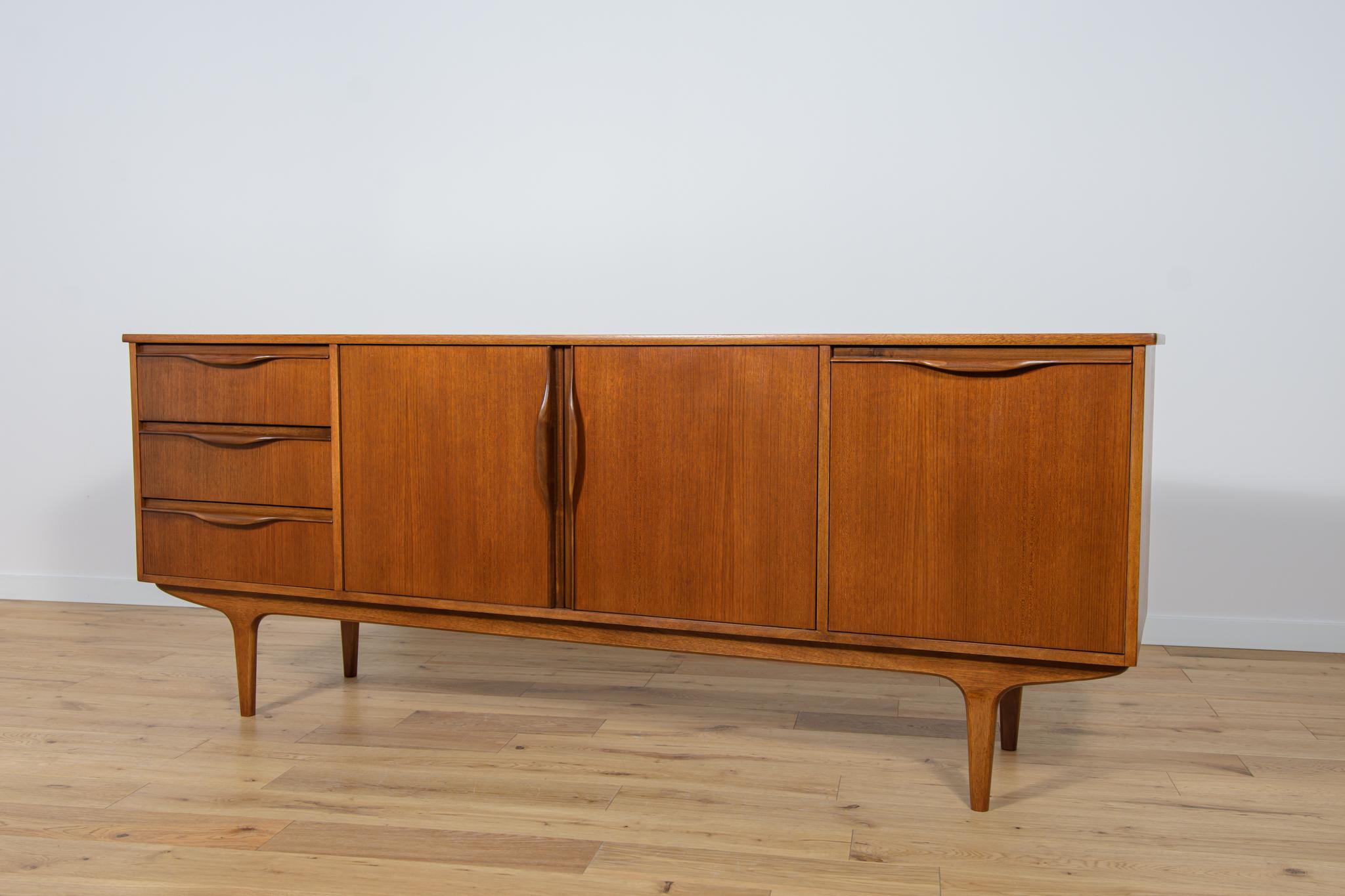 Mid-Century Teak Sideboard from Jentique, 1960s In Excellent Condition For Sale In GNIEZNO, 30