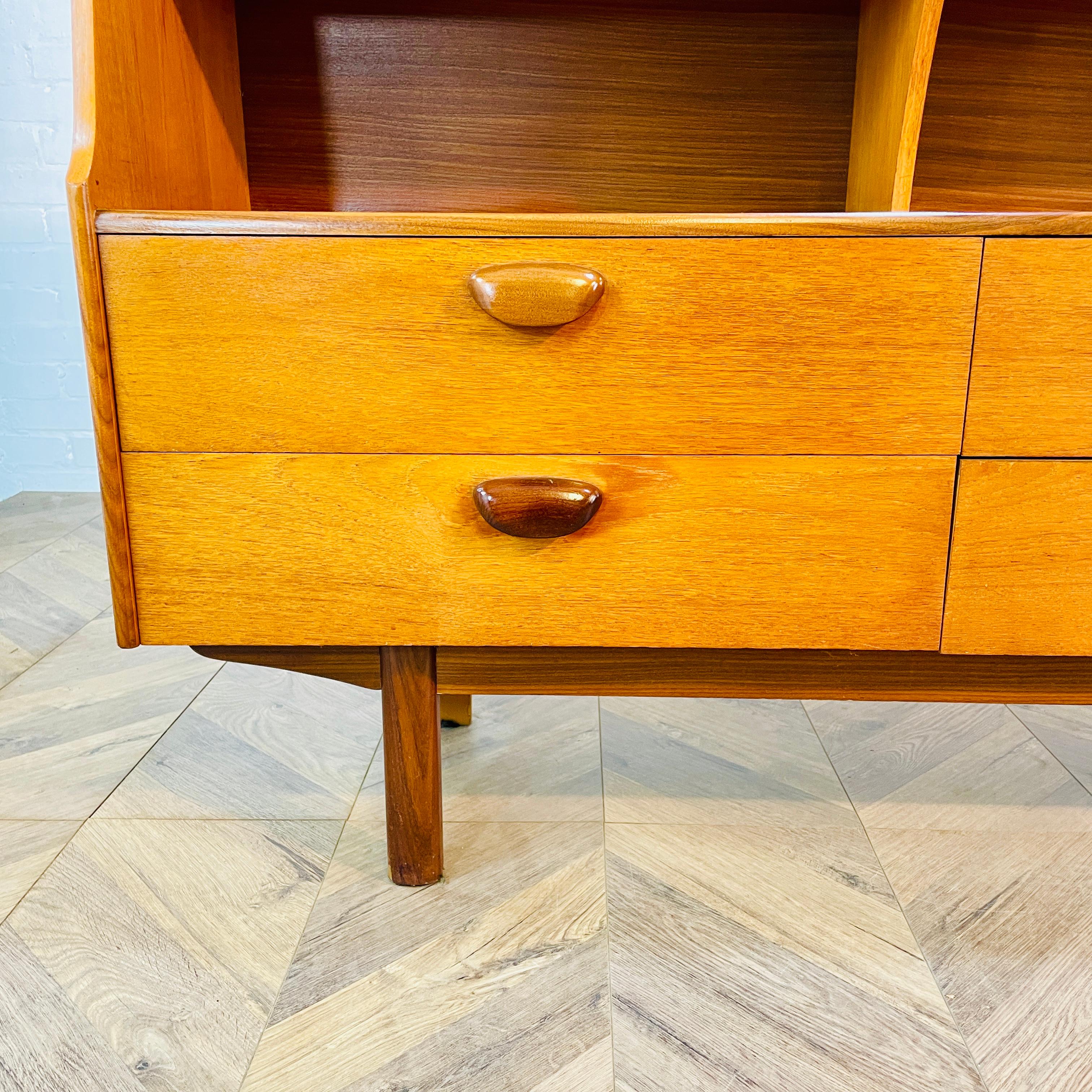 Mid-Century Sideboard / Highboard aus Teakholz, hergestellt von Portwood Furniture, 1970er Jahre (Glas) im Angebot