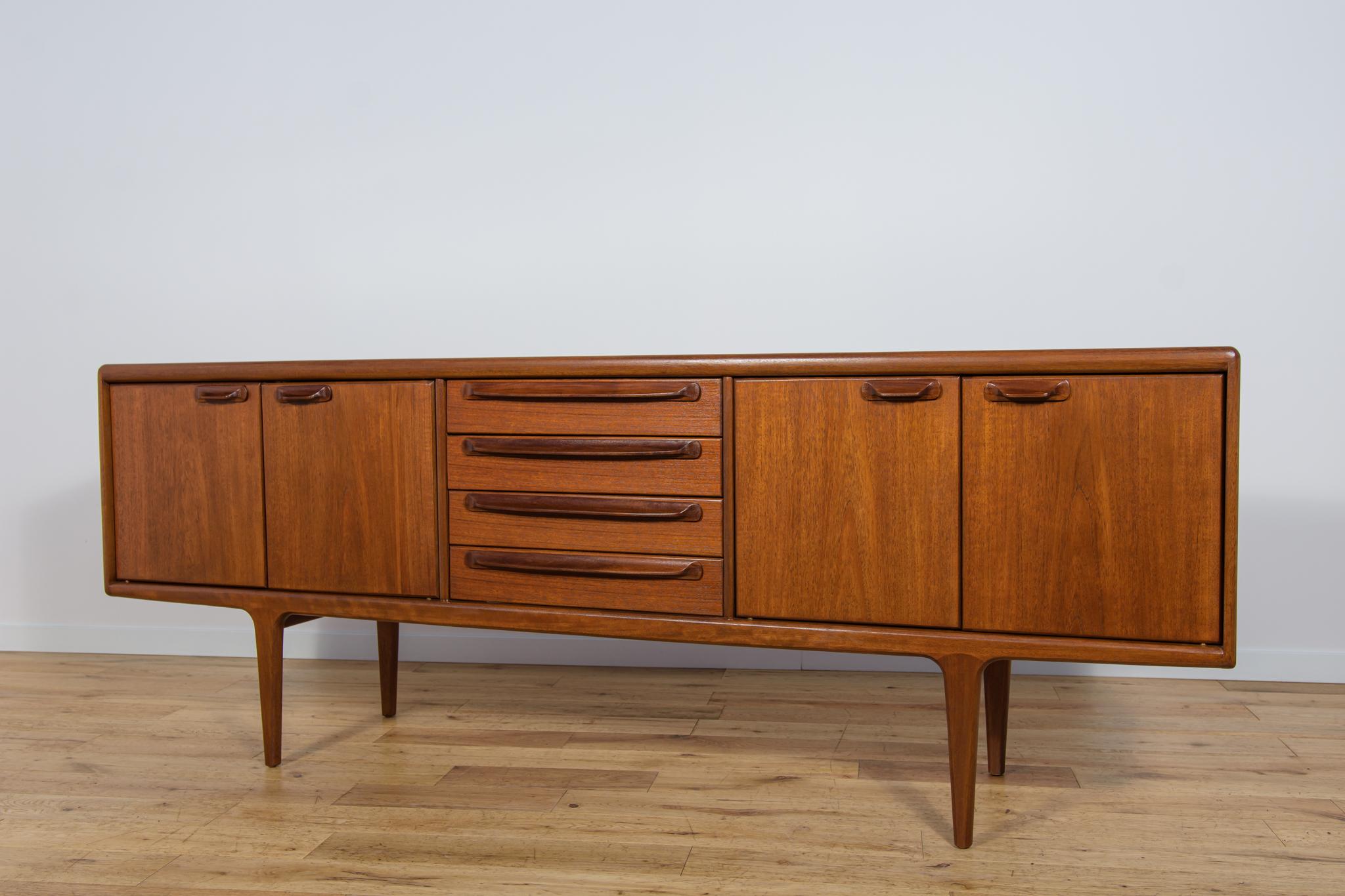 Falegnameria Credenza in teak di metà secolo Model Sequence di John Herbert per A. Younger Ltd., Gre in vendita