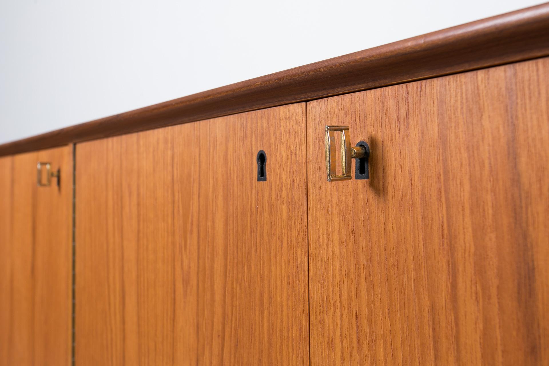Credenza in teak del Medioevo, Norvegia, anni '60, stile Gustav Bahus, completamente restaurata in vendita 2