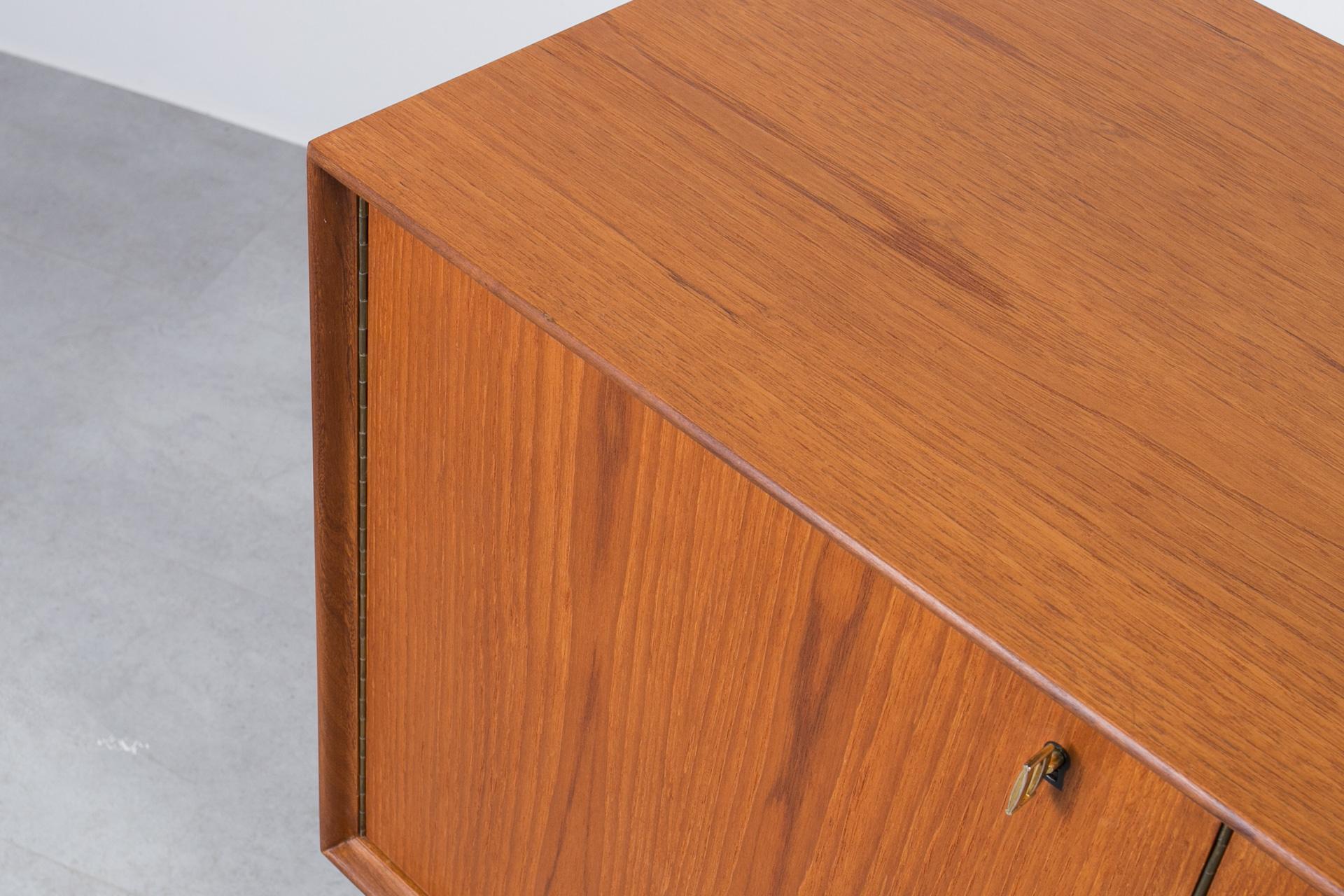 Credenza in teak del Medioevo, Norvegia, anni '60, stile Gustav Bahus, completamente restaurata in vendita 3