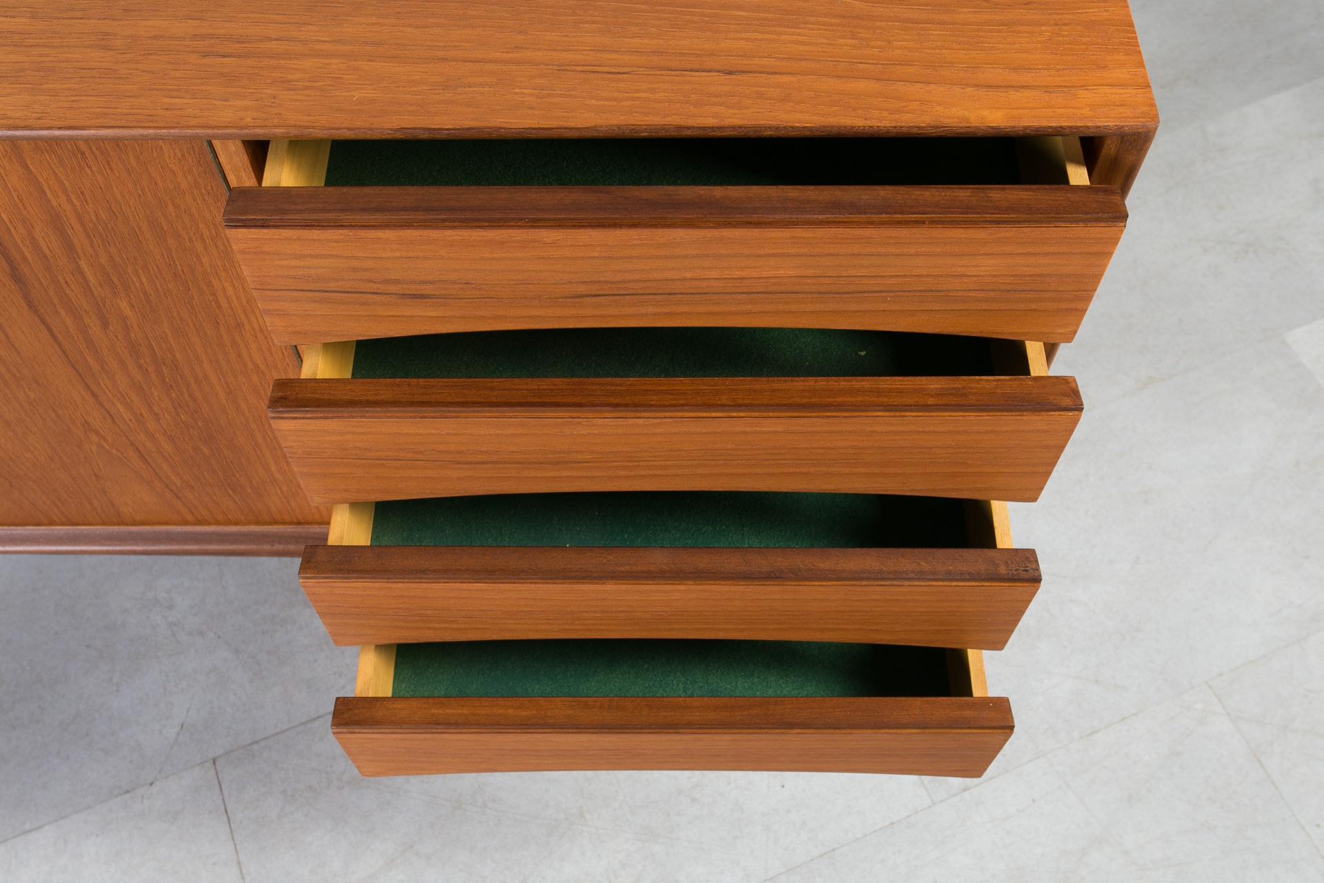Credenza in teak del Medioevo, Norvegia, anni '60, stile Gustav Bahus, completamente restaurata in vendita 4