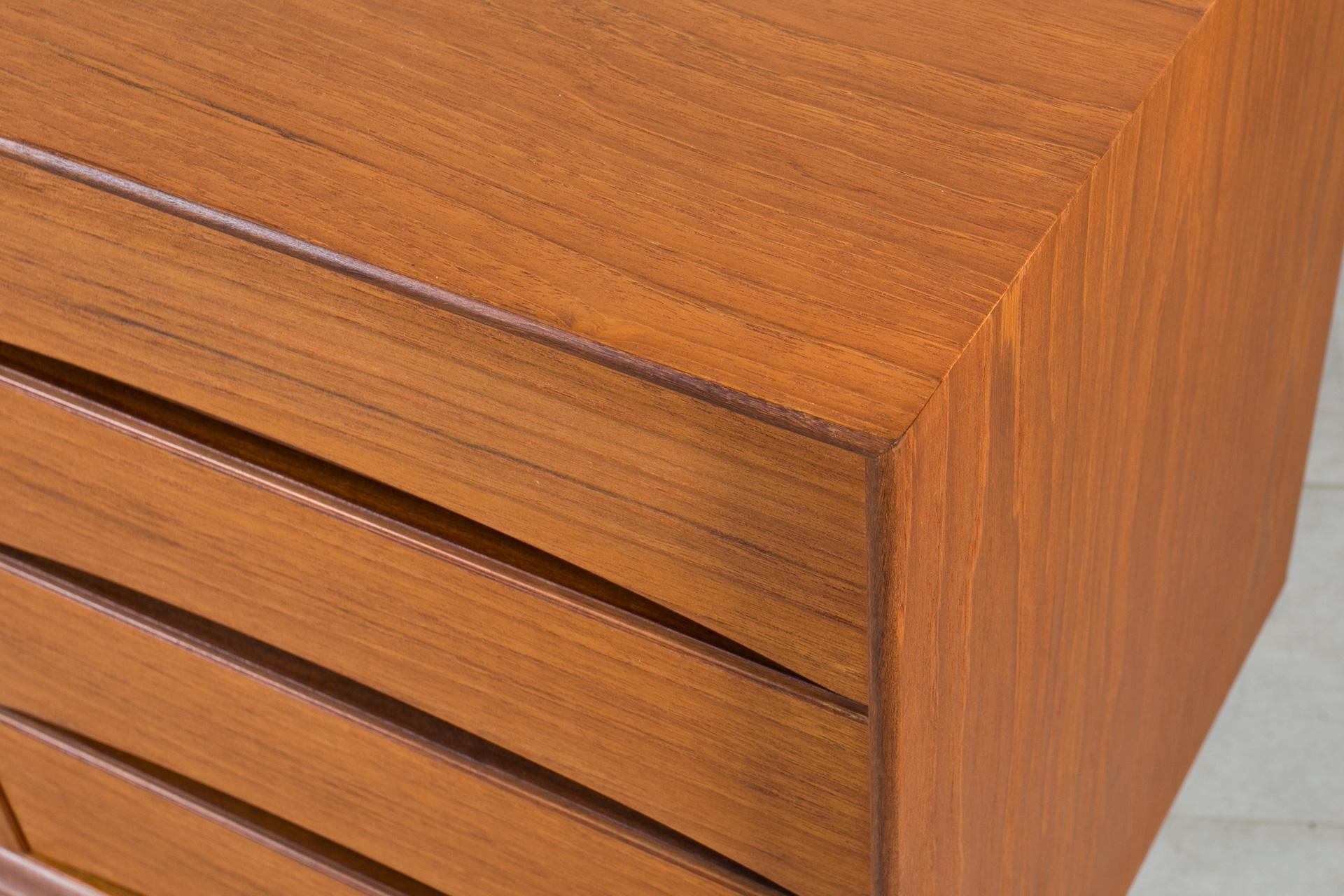 Credenza in teak del Medioevo, Norvegia, anni '60, stile Gustav Bahus, completamente restaurata in vendita 5