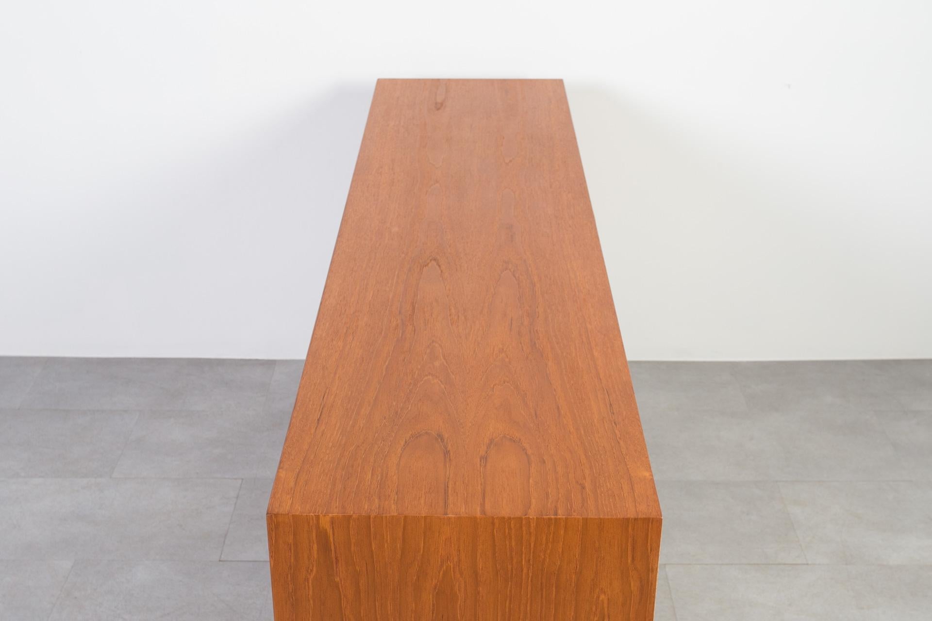 Credenza in teak del Medioevo, Norvegia, anni '60, stile Gustav Bahus, completamente restaurata in vendita 6