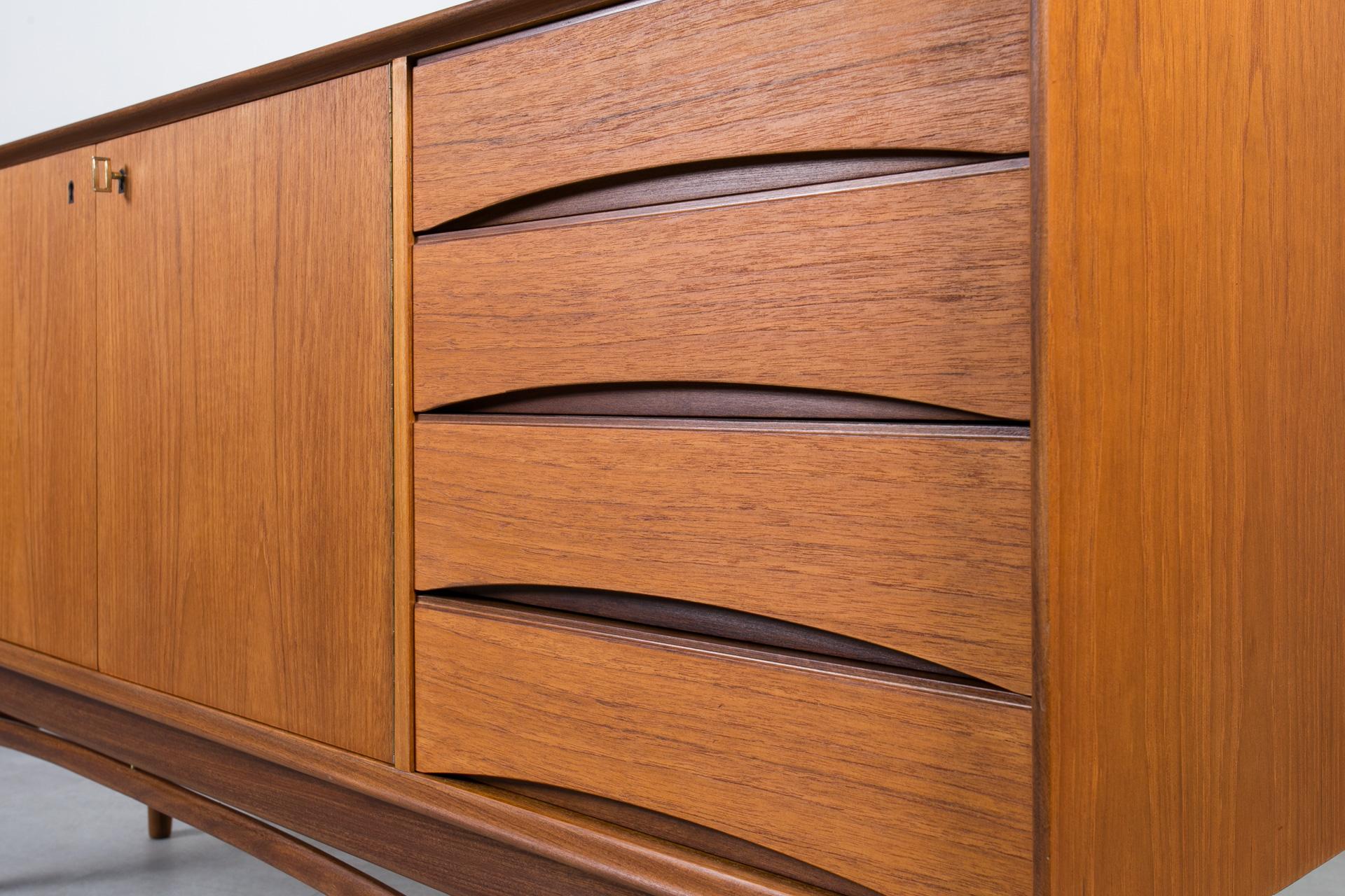 Credenza in teak del Medioevo, Norvegia, anni '60, stile Gustav Bahus, completamente restaurata in vendita 7