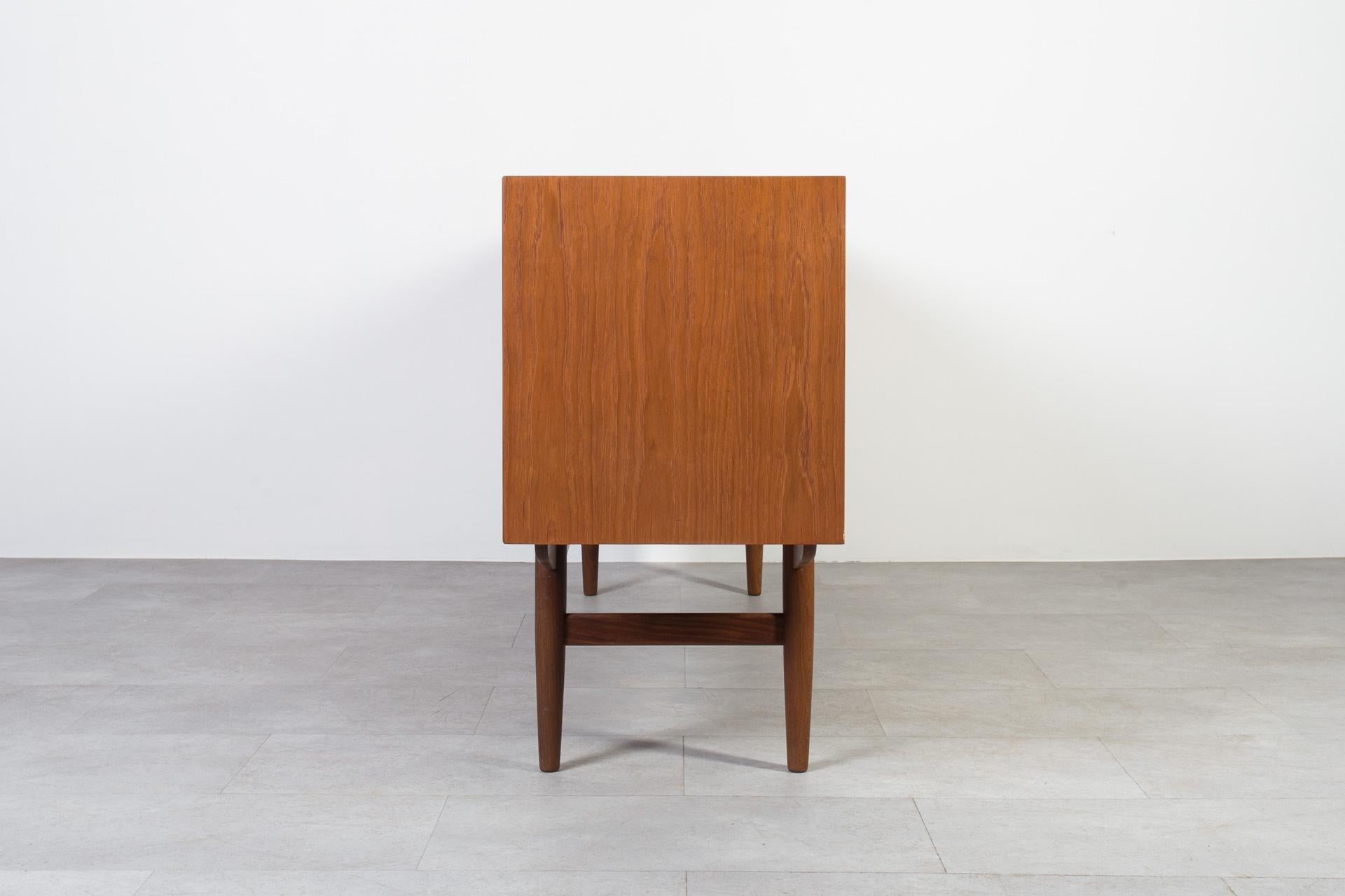 Credenza in teak del Medioevo, Norvegia, anni '60, stile Gustav Bahus, completamente restaurata in vendita 8