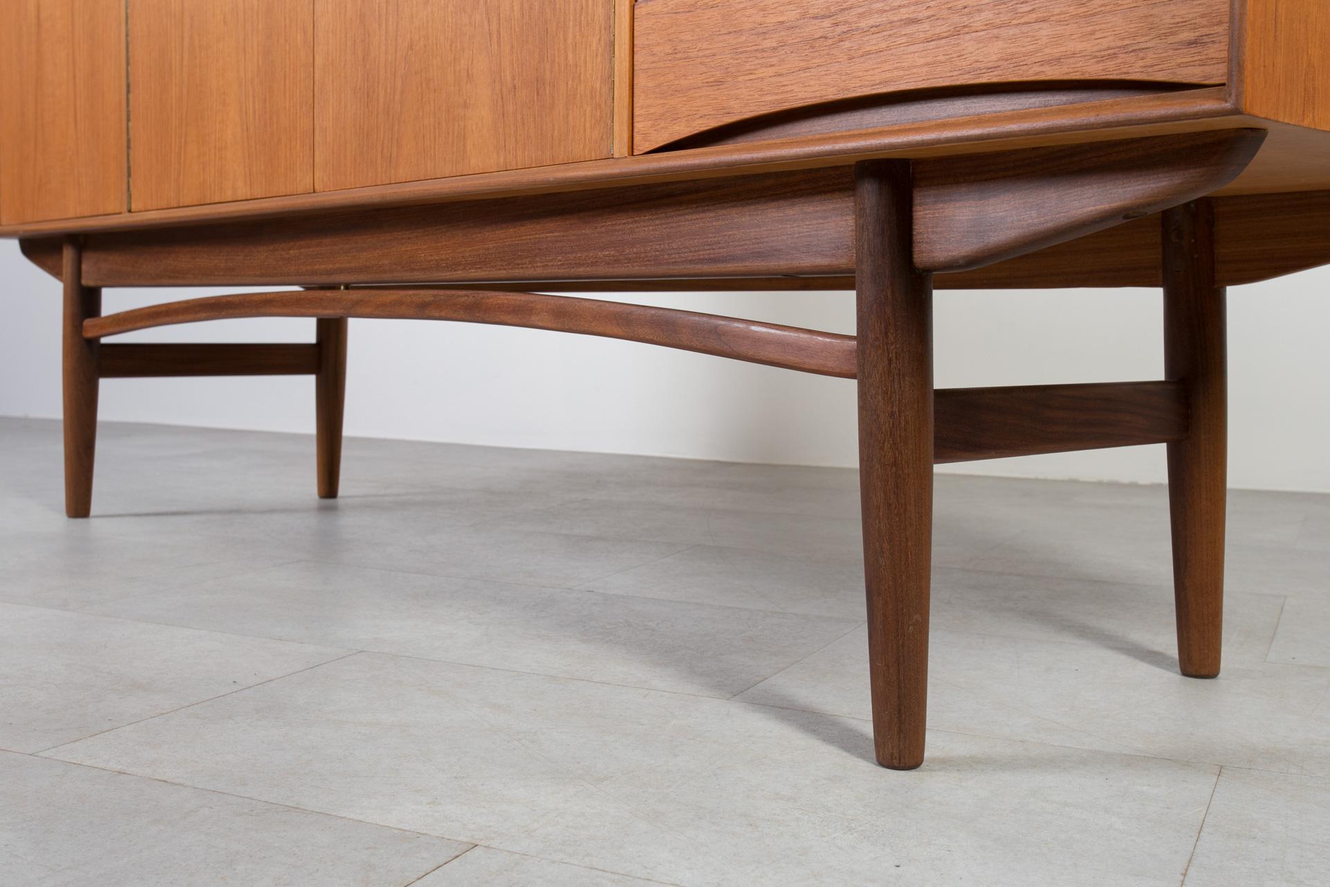 Credenza in teak del Medioevo, Norvegia, anni '60, stile Gustav Bahus, completamente restaurata in vendita 9