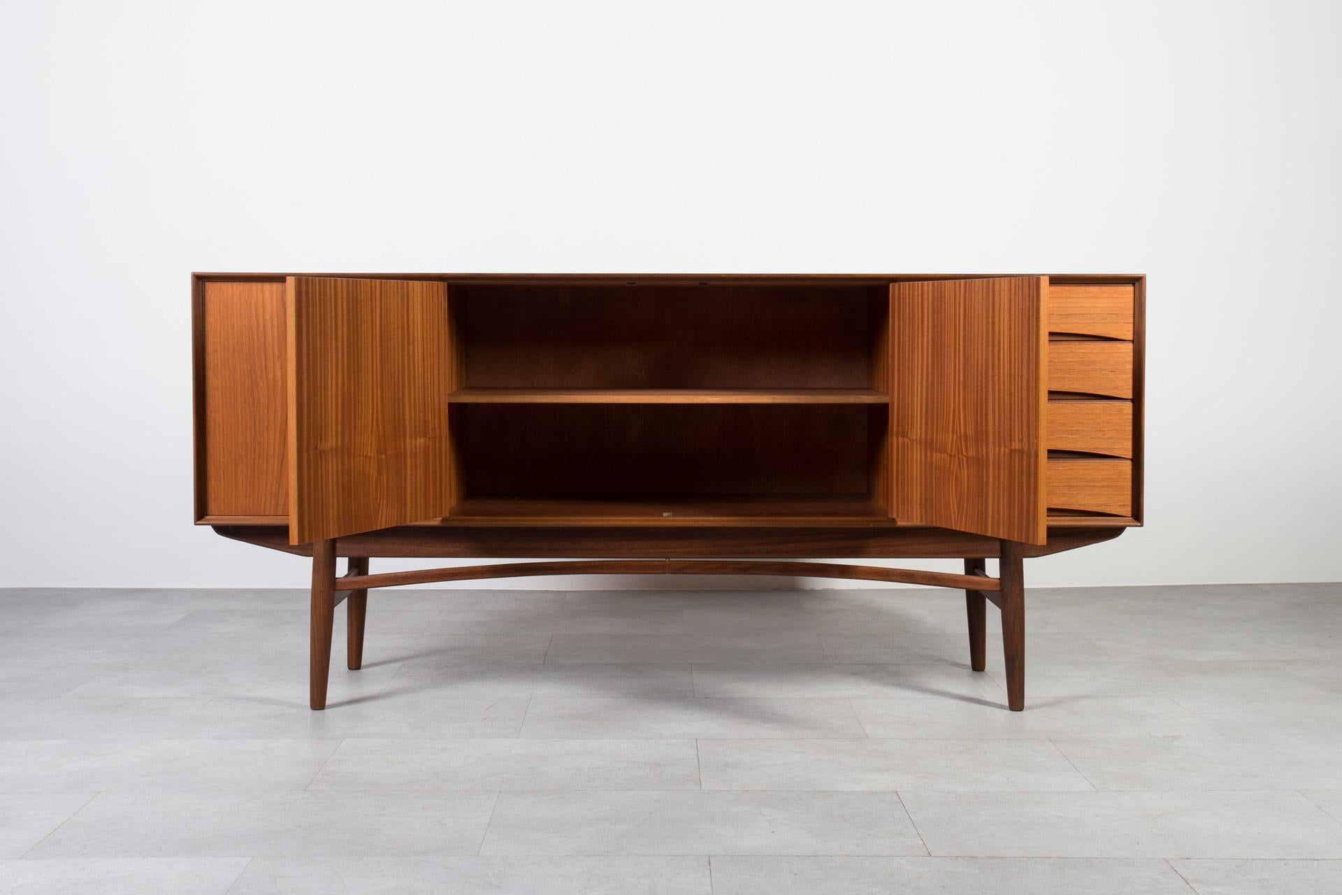 Mid-Century moderno Credenza in teak del Medioevo, Norvegia, anni '60, stile Gustav Bahus, completamente restaurata in vendita