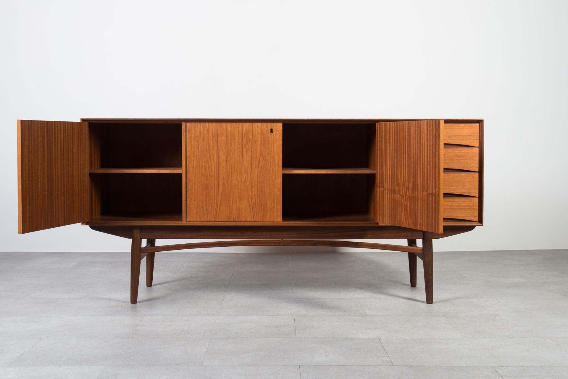 Norvegese Credenza in teak del Medioevo, Norvegia, anni '60, stile Gustav Bahus, completamente restaurata in vendita