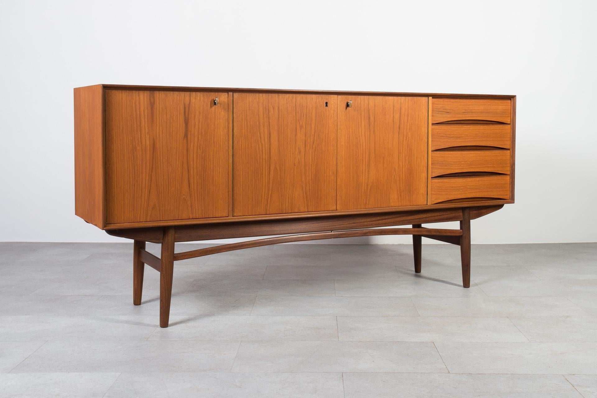 A olio Credenza in teak del Medioevo, Norvegia, anni '60, stile Gustav Bahus, completamente restaurata in vendita