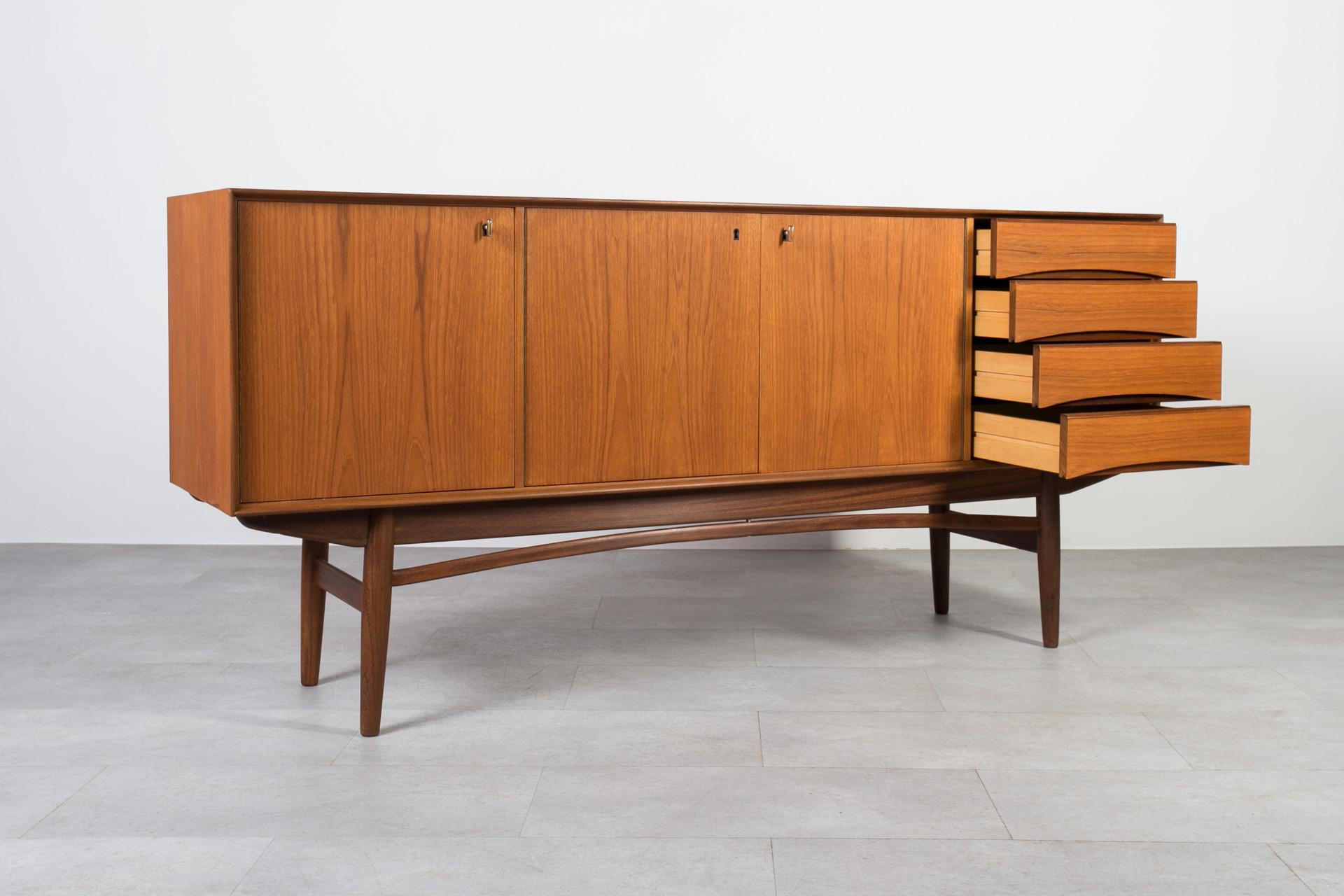 Credenza in teak del Medioevo, Norvegia, anni '60, stile Gustav Bahus, completamente restaurata In condizioni buone in vendita a Wrocław, Poland