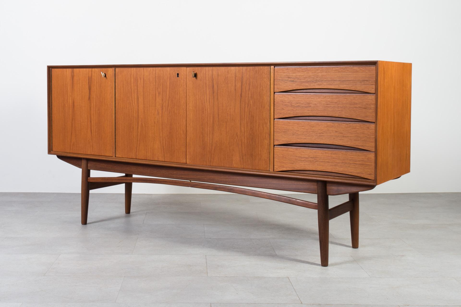 Metà XX secolo Credenza in teak del Medioevo, Norvegia, anni '60, stile Gustav Bahus, completamente restaurata in vendita