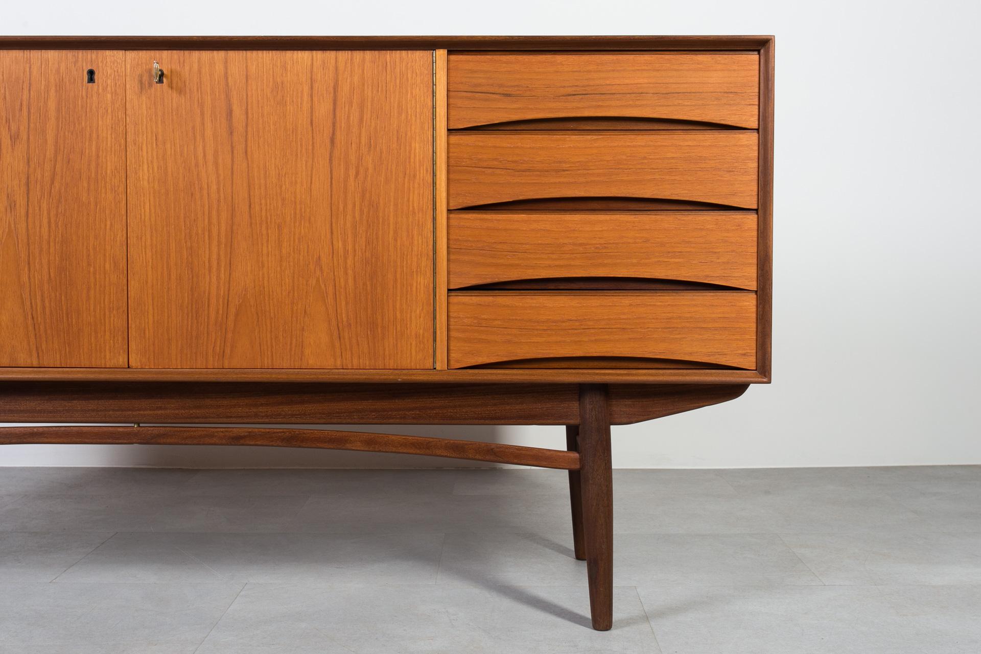 Teak Credenza in teak del Medioevo, Norvegia, anni '60, stile Gustav Bahus, completamente restaurata in vendita