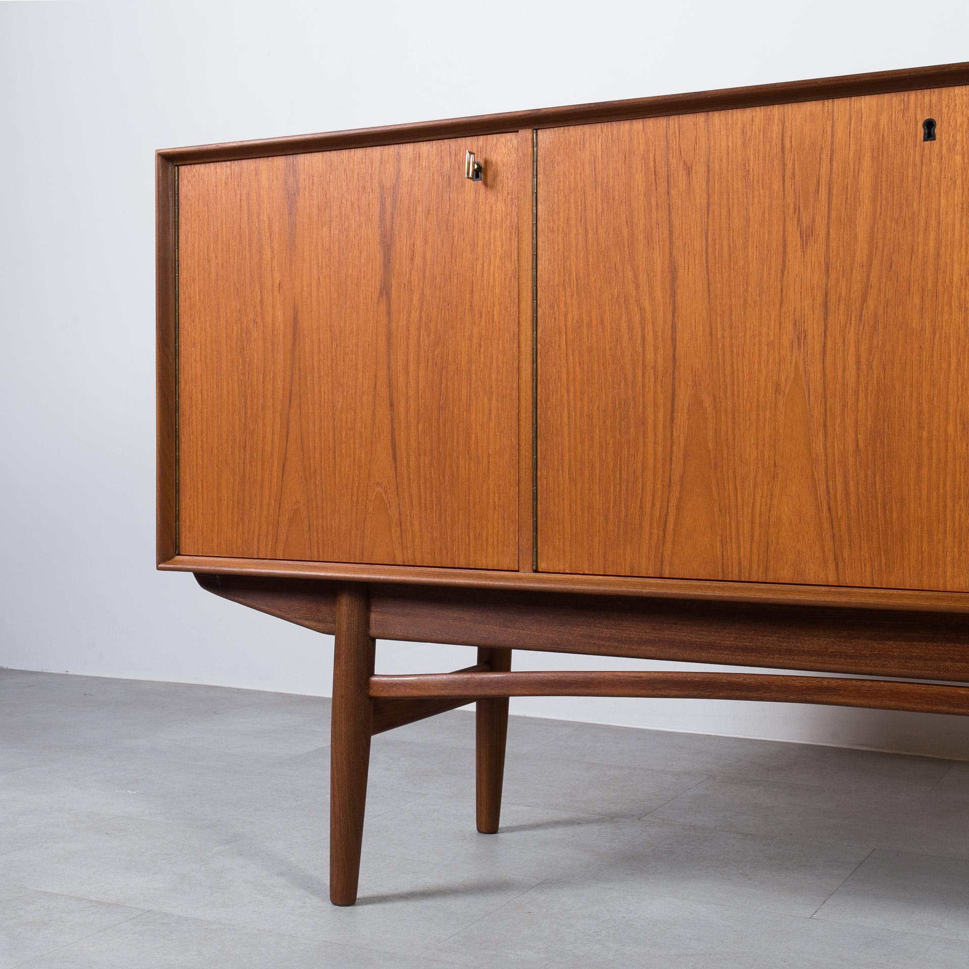 Credenza in teak del Medioevo, Norvegia, anni '60, stile Gustav Bahus, completamente restaurata in vendita 1