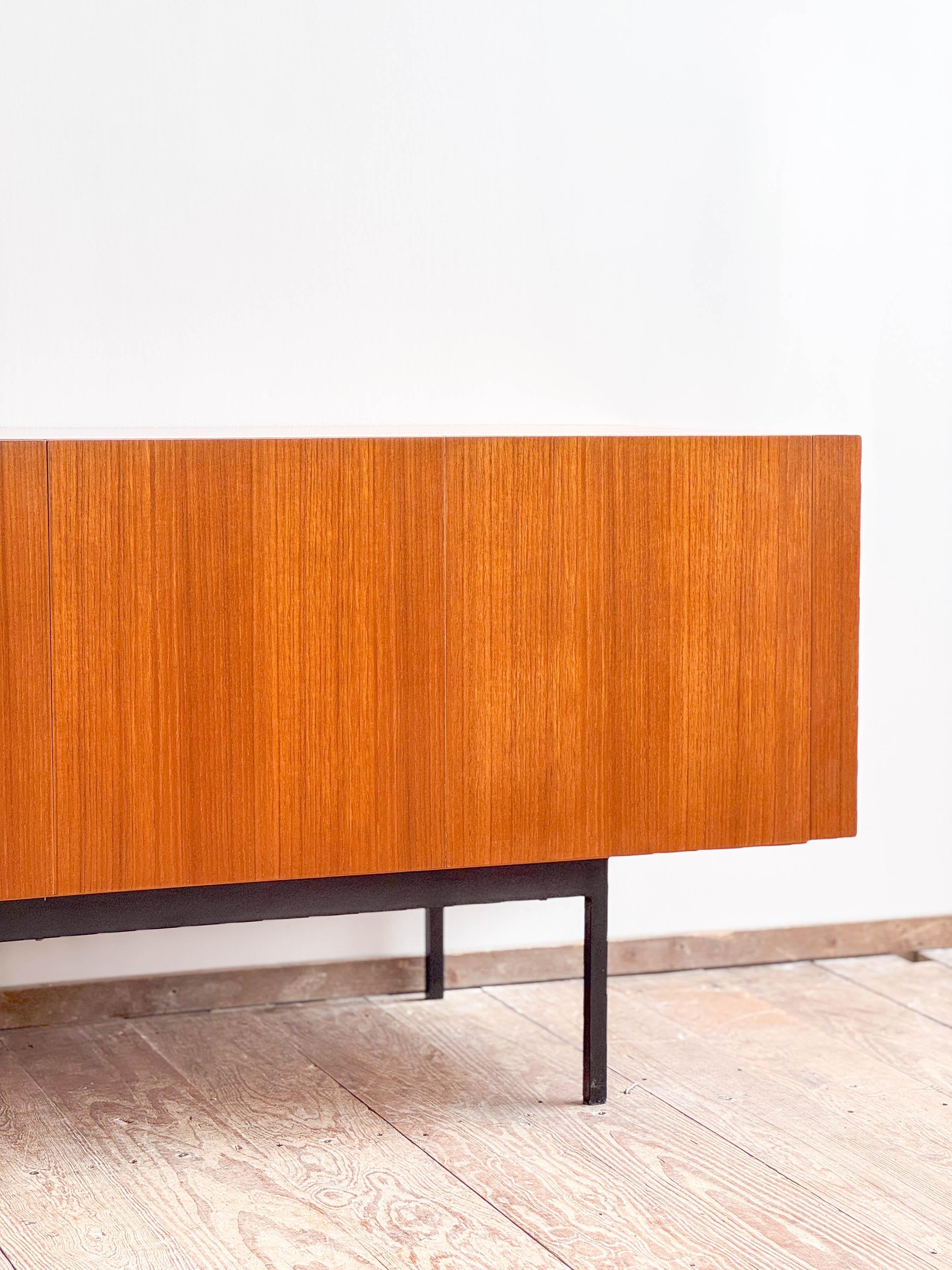 Credenza o credenza in teak B20 di metà secolo di Dieter Waeckerlin, Behr, Germania in vendita 3