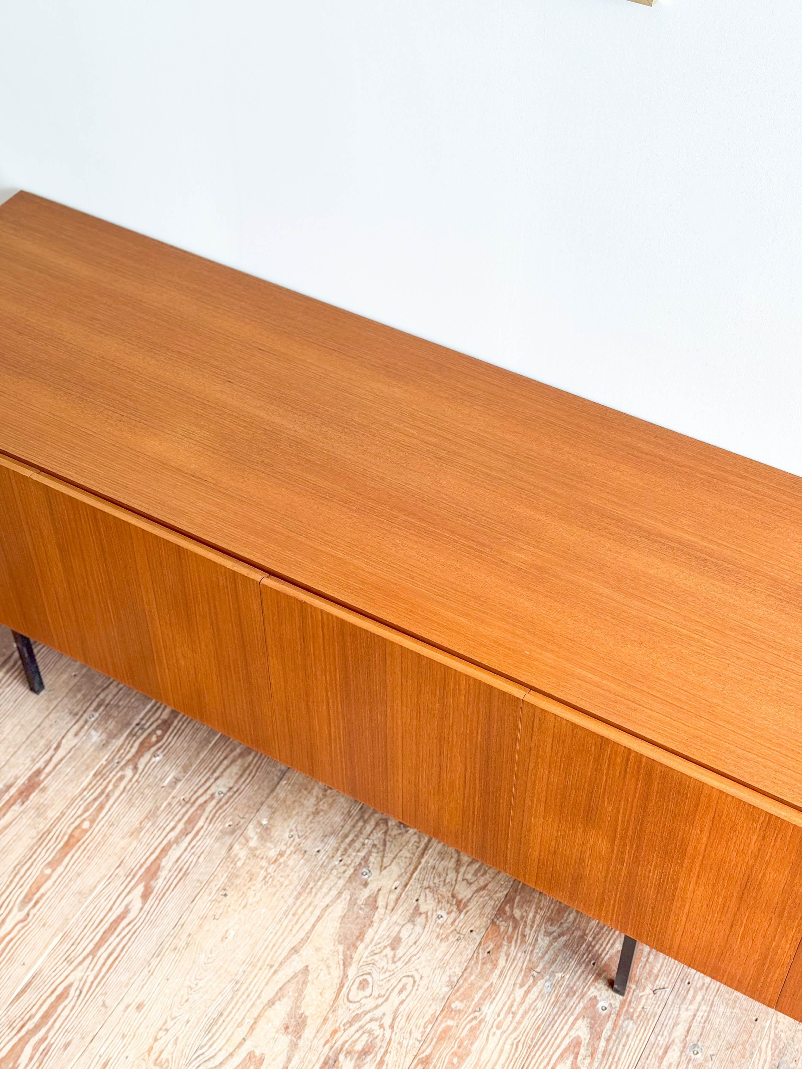 Credenza o credenza in teak B20 di metà secolo di Dieter Waeckerlin, Behr, Germania in vendita 6