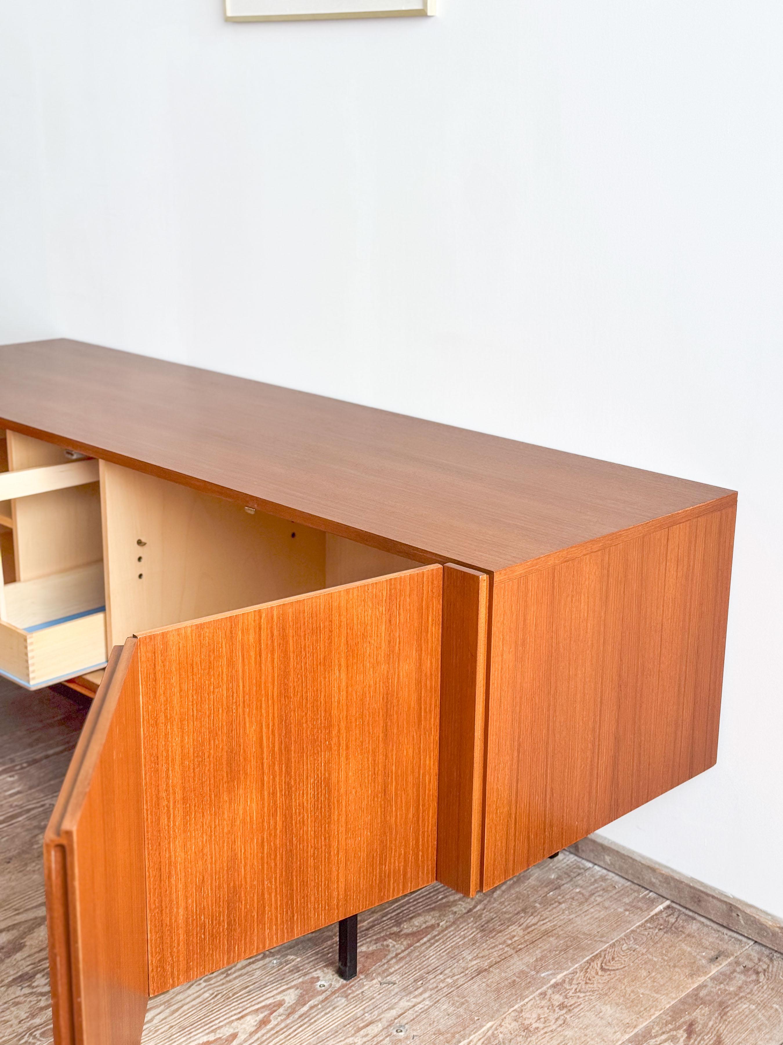 Credenza o credenza in teak B20 di metà secolo di Dieter Waeckerlin, Behr, Germania in vendita 9