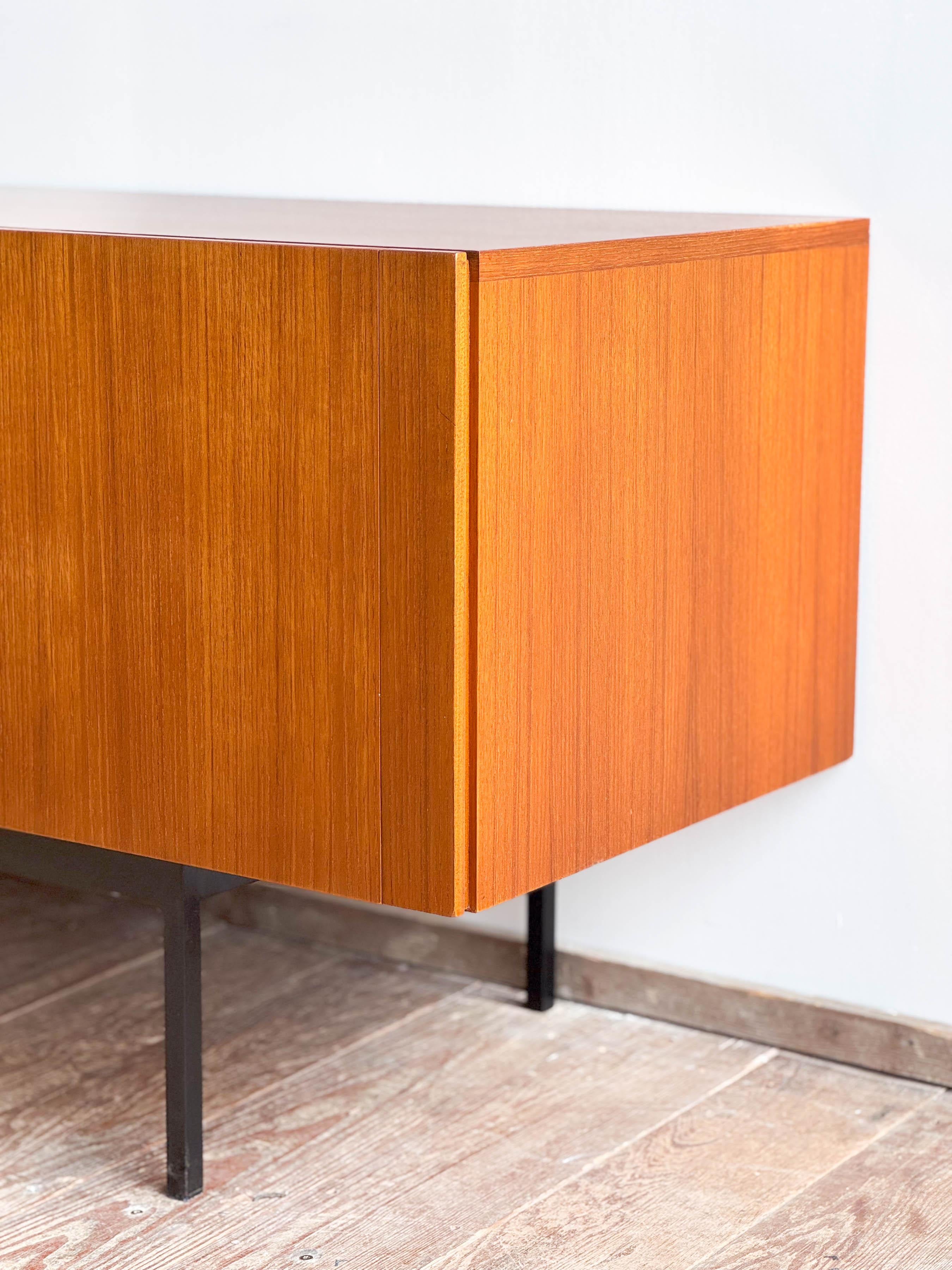 Acero Credenza o credenza in teak B20 di metà secolo di Dieter Waeckerlin, Behr, Germania in vendita