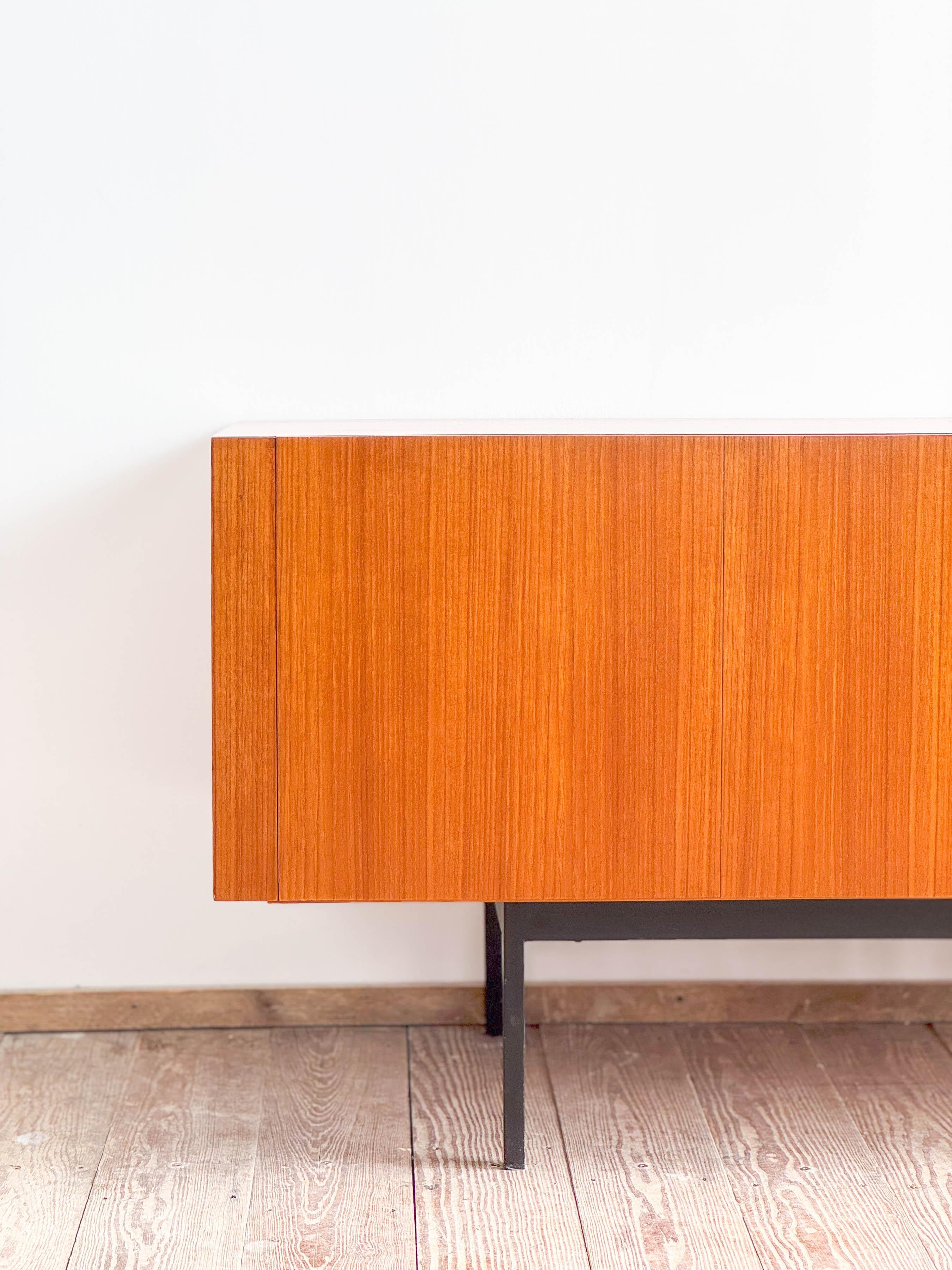 Credenza o credenza in teak B20 di metà secolo di Dieter Waeckerlin, Behr, Germania in vendita 1