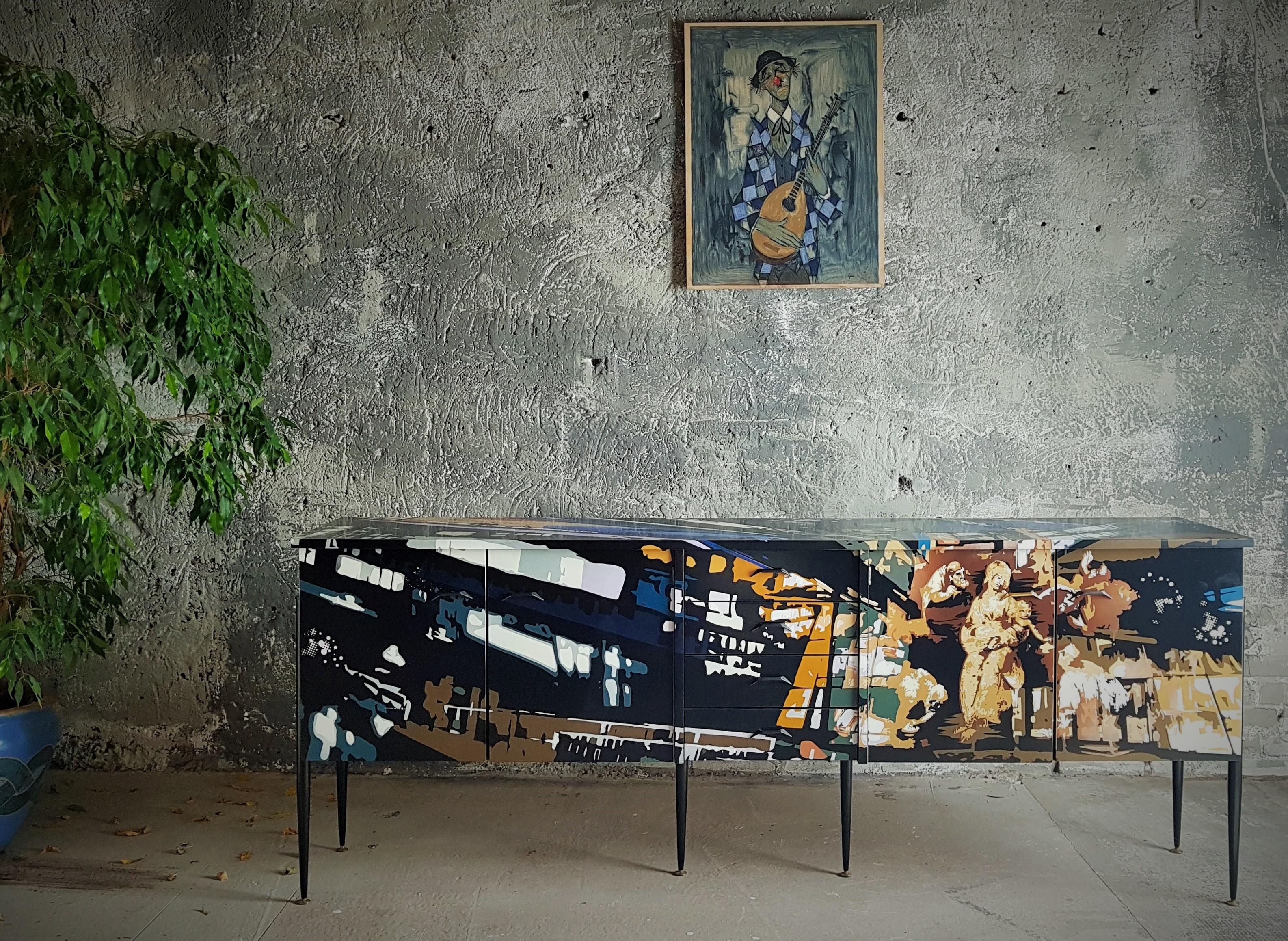 Teakholz-Anrichte aus der Mitte des Jahrhunderts Italien 1960er Jahre

Zeitgenössische Street Art Malerei Acrylfarbe auf Holz vom deutschen Street Artist MR TAD.

Klares Finish, blattvergoldete Details.